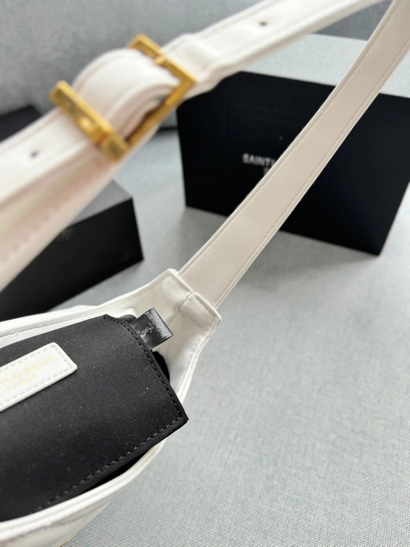 💰125 折叠盒 size:27×18 圣罗兰 YSL LE 57系列 腋下包手提单肩包 奶呼呼小羊皮 黑金小羊皮搭配压纹 可以手提又可以腋下 皮质是小羊皮 造型是梯形廓形设计 大气感拉满 精致做工和浪漫情调邂逅融合!意大利小羊皮革手感软糯舒适,柔软到一直想去rua它!参加宴会,平时搭配衣服都可以, 可休闲,可女神,就是百搭神器啦!