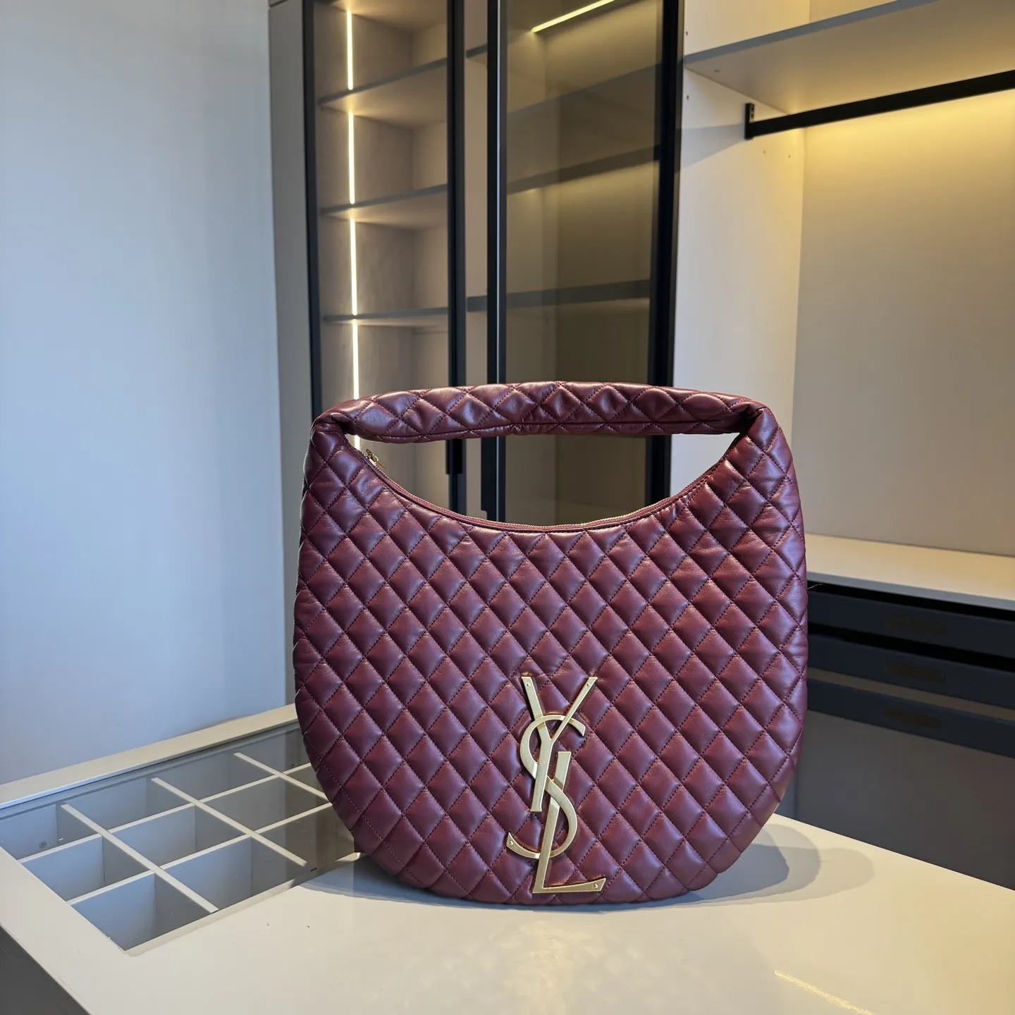 🅿️160✅新品推荐🔜 🔥YSL圣罗兰专柜新款Lcare hobo 腋下包👍这款包超!级!火!👍各大明星追捧的爆款~采用原版五金配件!经典logo!顶级做工!面料采用牛皮面料!超大容量!堪比专柜品质(size:44*34)