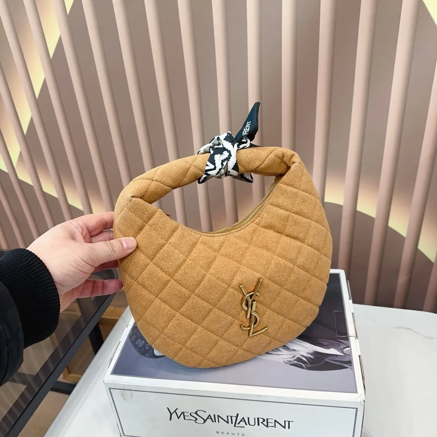 P180 全套包装 SAINT LAURENT 圣罗兰|Icare 月牙包 可颂形状,标志性的金属logo点缀,完美结合复古与现代感,日常出街还是夜晚派对都合适! 尺寸 47.32cm 25.16cm. Yn