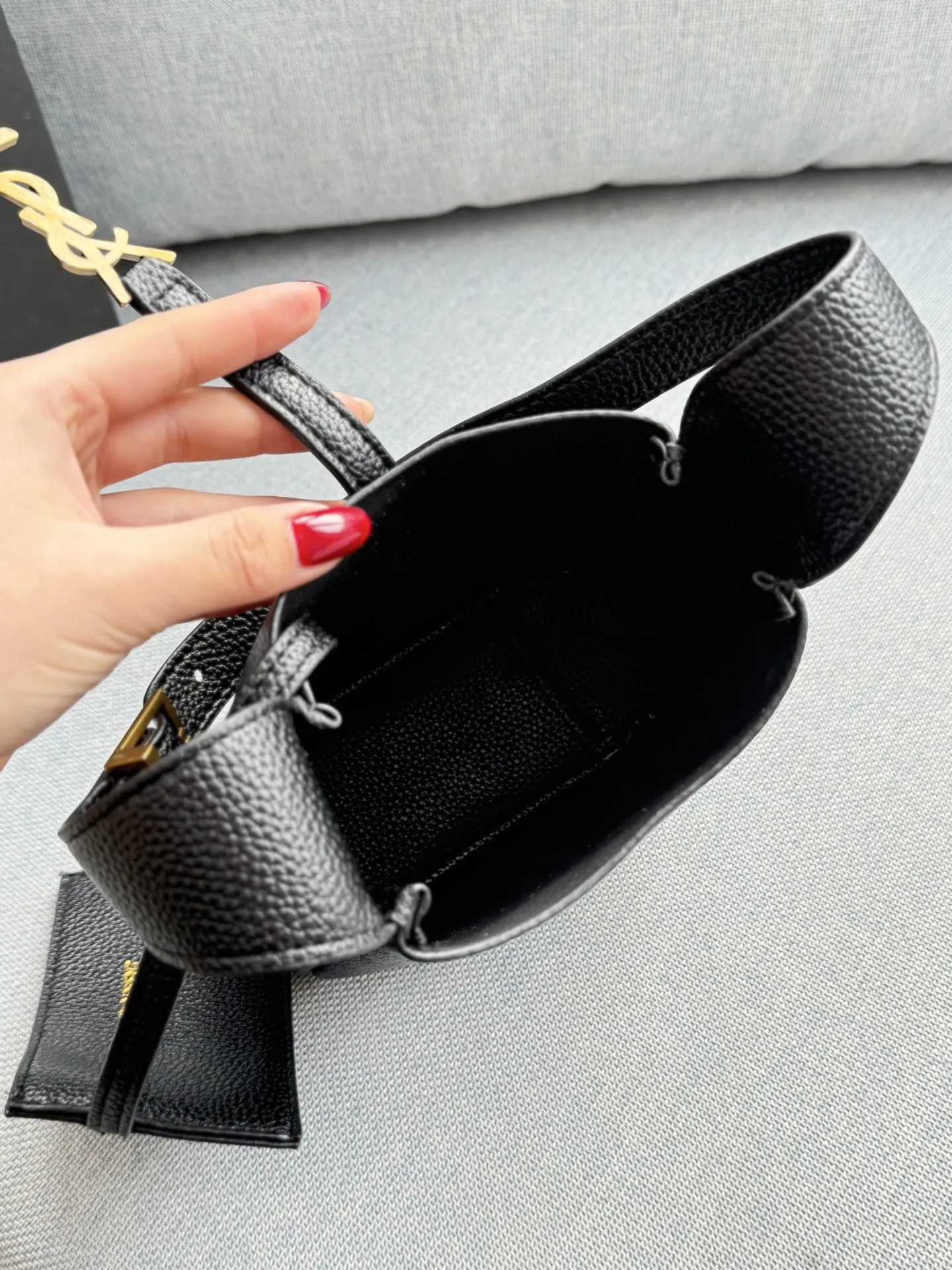 💰115 折叠盒 size：15.5&times;15.5 圣罗兰 LE5A7 水桶包 腋下包 手提包单肩包 一只颜值可爱貌美，但是容量巨客观！完全不是可爱小废包哦~ 戳中我的心巴了！ 真的太太太好用了[哇R]颜值就不用说了 一整个从logo到包型都长在我审美点上