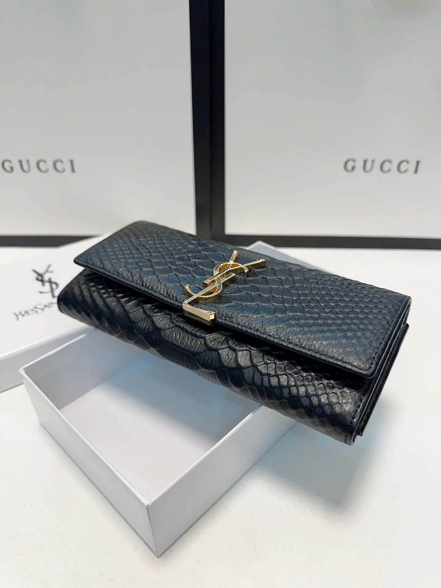 P95🎀🎀颜色 黑🎀尺寸 19x10🎀圣罗兰🆕款💕进口鳄鱼纹小牛皮质感一流👍独一无二风格,实用内阁超美超时尚美女必备单品🔥