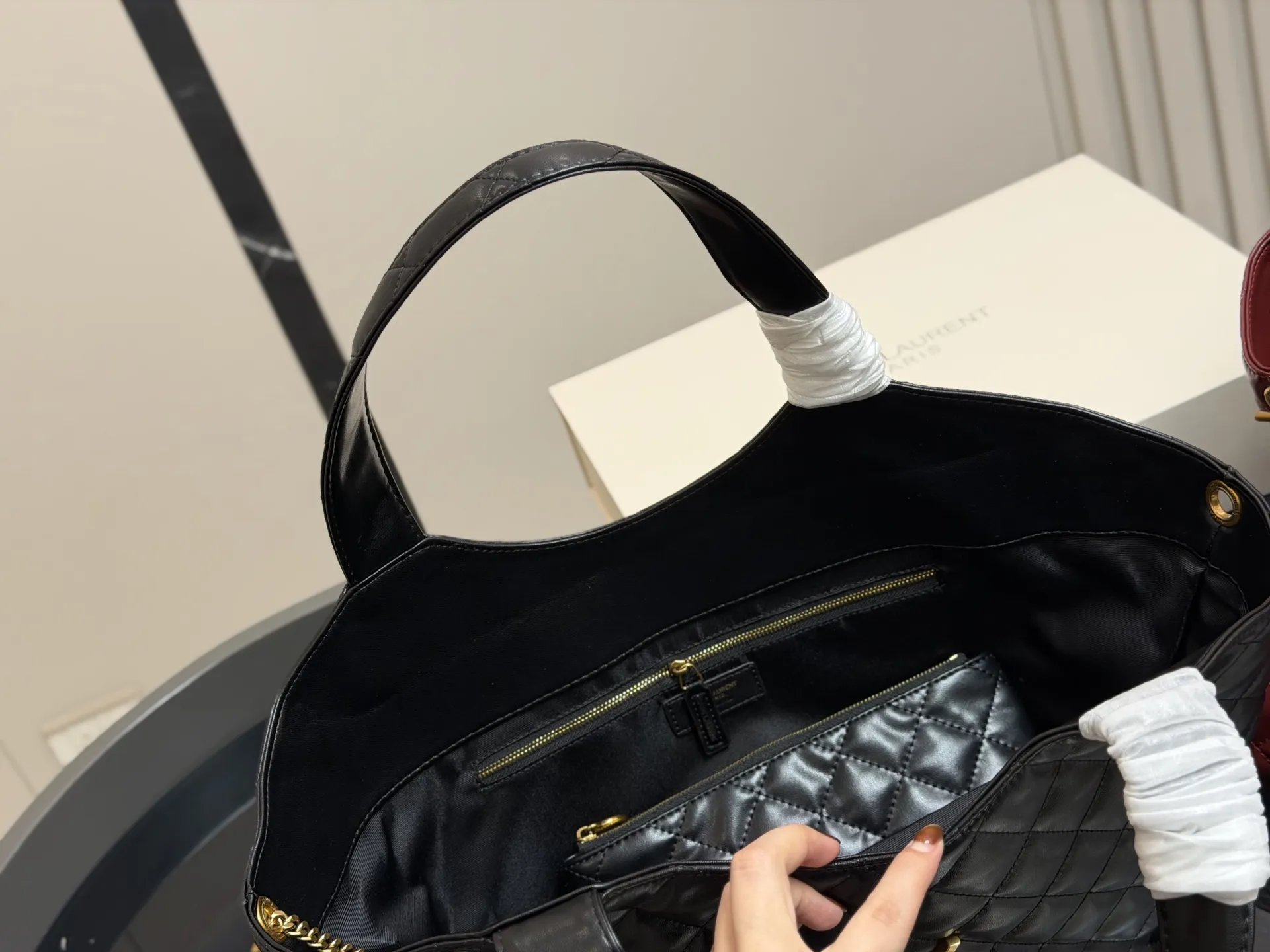 &yen;220 折叠盒飞机盒 size：30*28cm 圣罗兰新款购物袋太可了吧 YSLGabv绗缝纹路购物袋 大tote感觉太温柔了吧! ⚠️原版大标