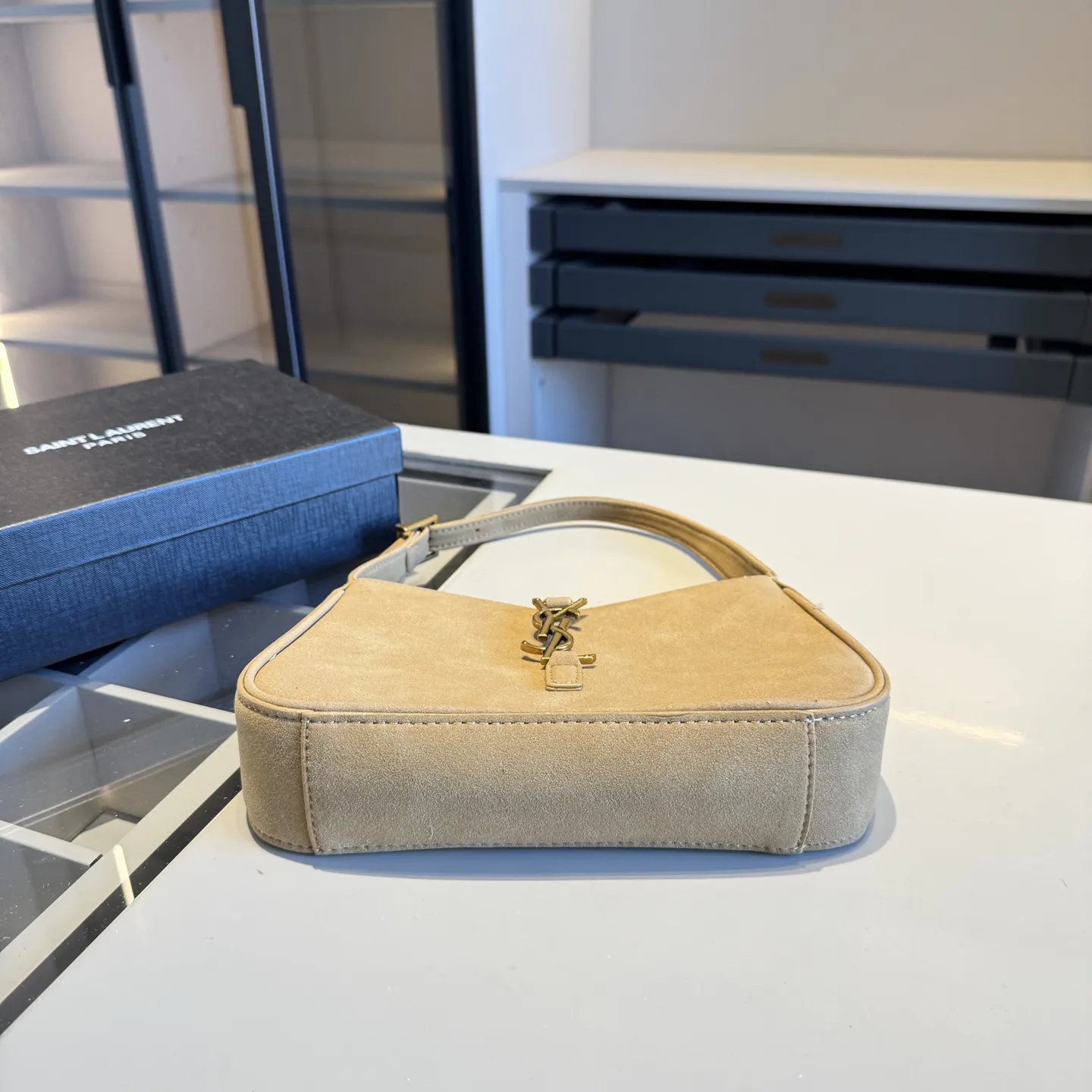 🅿️135✅新品推荐🔜 升级版🔥YSL圣罗兰专柜爆款hobo腋下包！麂皮系列！明星同款！到哪都是回头率👍专柜同款哦！品质堪比正品！进口皮料外出轻便实用！原版顶级五金！🎁原版礼盒包装（size：24*15*6）