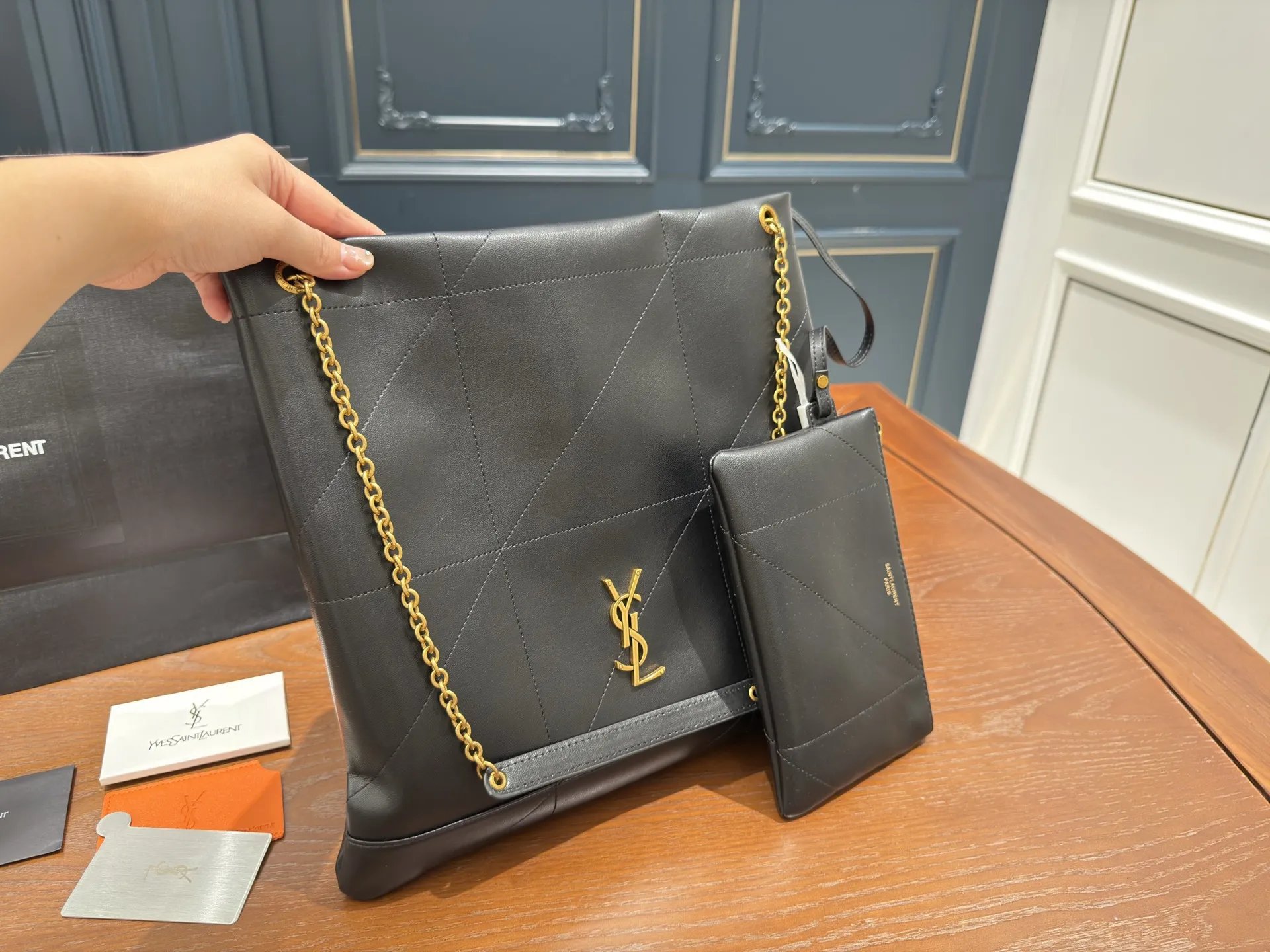 (全套包装⚠️)p200 size:34.33cm 圣罗兰太好搭配了呜呜呜 Ysl bag 更酷哦! 面料很耐造 高级感拉满 搜索🔍 垃圾袋