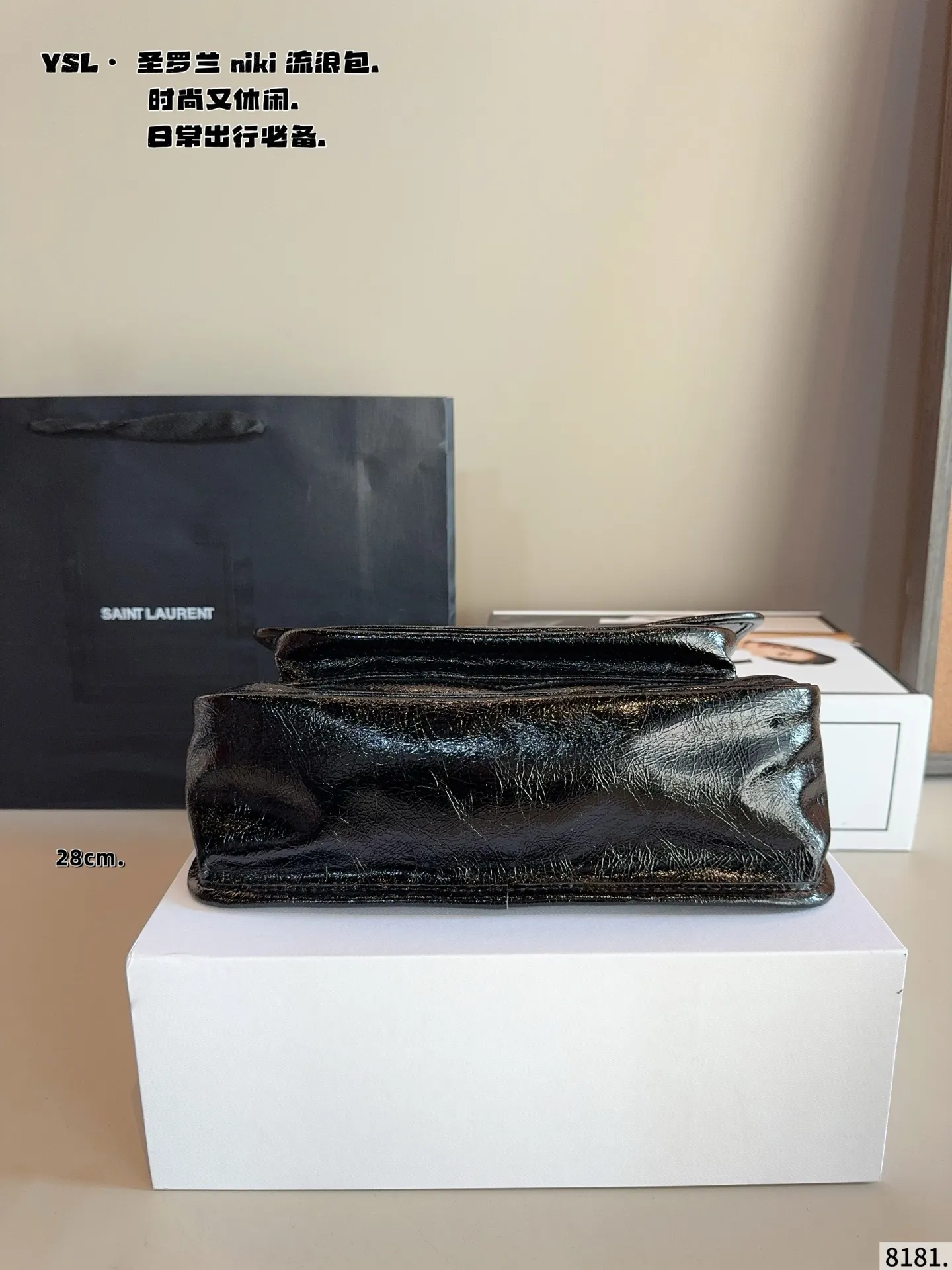 p205p200配礼盒🎁. 圣罗兰 niki 流浪包 专柜新款Ysl圣罗兰 早已成为明星/网红们最爱的这只 低调却超显高逼格气质 据说是ysl girl人手必备 优雅高贵的她成为潮流人士口中最爱的It Bag制造机 拥有无穷魅力 时尚感极强 柔软质感 黑色五金十分抢眼 单肩/斜挎百搭各种服饰 尺寸:28*9*21/22*7*17cm