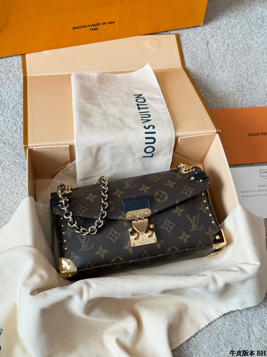 复刻版 p180 LV Trunkie 老花链条包 LV Trunkie老花链条包,经典Monogram帆布+金属铆钉,复古又摩登!灵感来自LV古董旅行箱,硬挺廓形超有辨识度。S型锁扣开合仪式感满满,链条肩带可拆卸,手拎、单肩、斜挎都OK,通勤休闲都能搭。尺寸26x17cm,容量适中,日常物品轻松装下,实用又时髦!