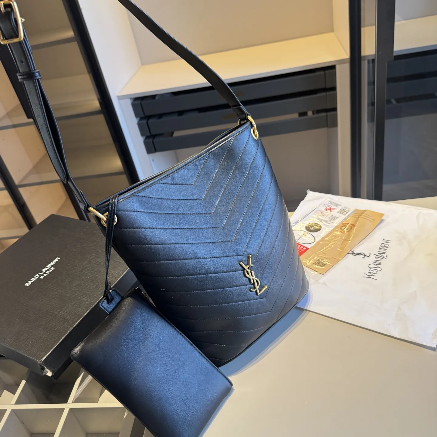 🅿️135✅新品推荐🔜 高端货🔥YSL圣罗兰新款NIKI水桶包👍配内胆小包‼️明星同款！大容量～非常实用[呲牙]走到哪都是回头率👍超级有范儿！采用原版皮料！五金都是原版材质哦！质感特别好👍品质堪比正品！上身效果超棒！原版礼盒包装🎁（size：24*30*10 上口31 小包21*12）