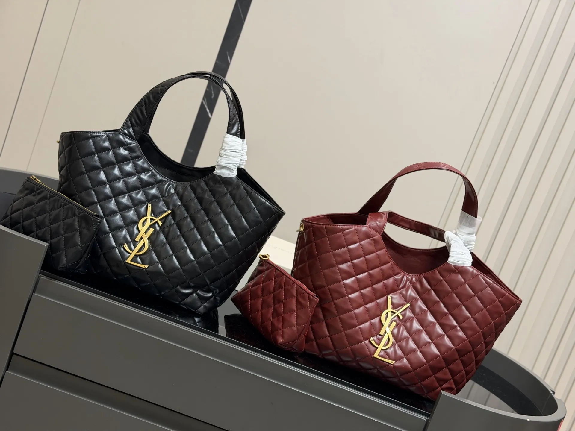 &yen;220 折叠盒飞机盒 size：30*28cm 圣罗兰新款购物袋太可了吧 YSLGabv绗缝纹路购物袋 大tote感觉太温柔了吧! ⚠️原版大标