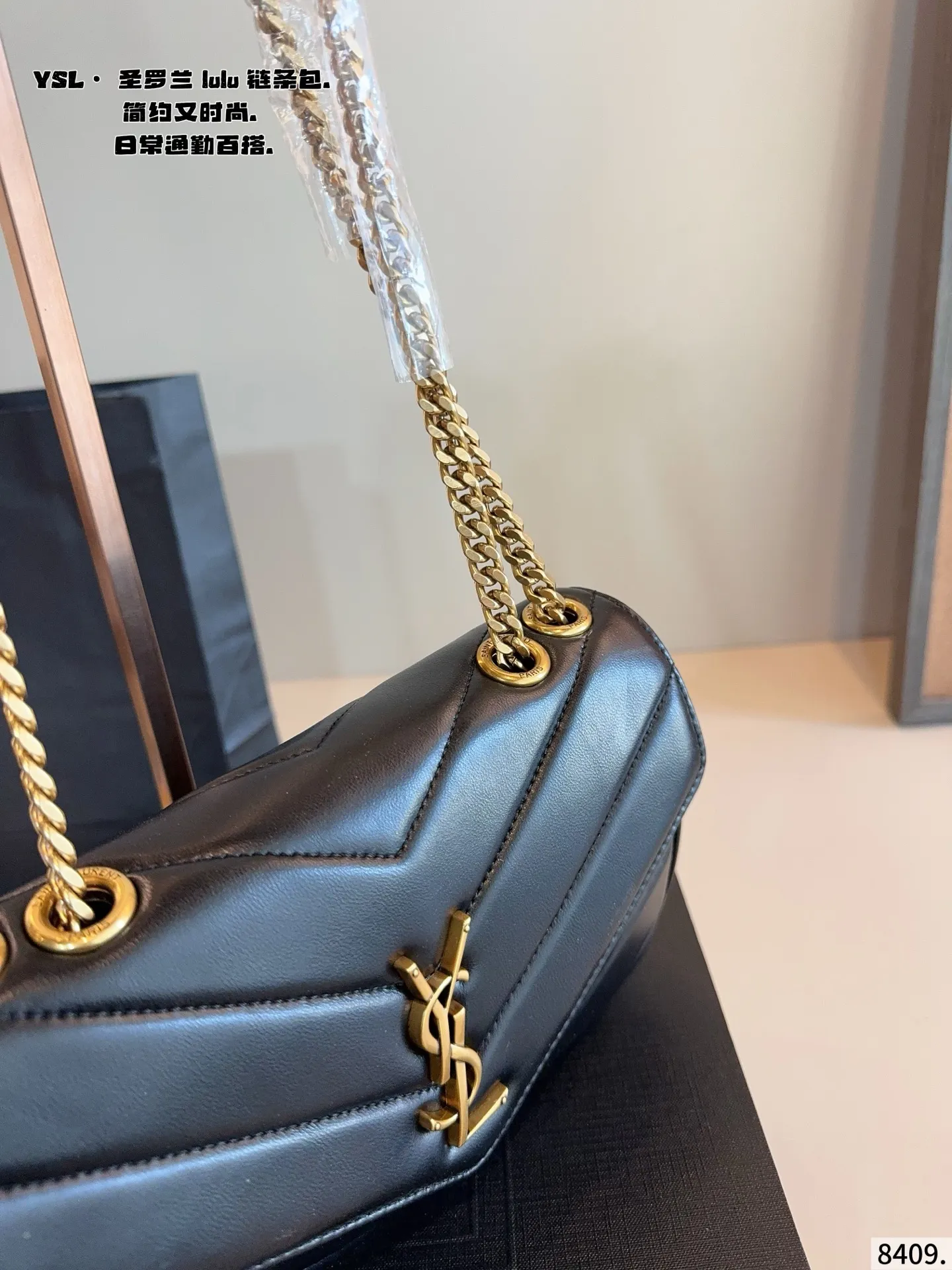 p160配礼盒🎁. YSL LouLou Puffer链条包 loulou今年专柜超火爆 柔软舒适胖乎乎的外形像拿着棉花糖颜值很高的一款呀! 实用性满分+复古范十足怎么搭配都好看又百搭自圣罗兰 尺寸：24*6*15cm