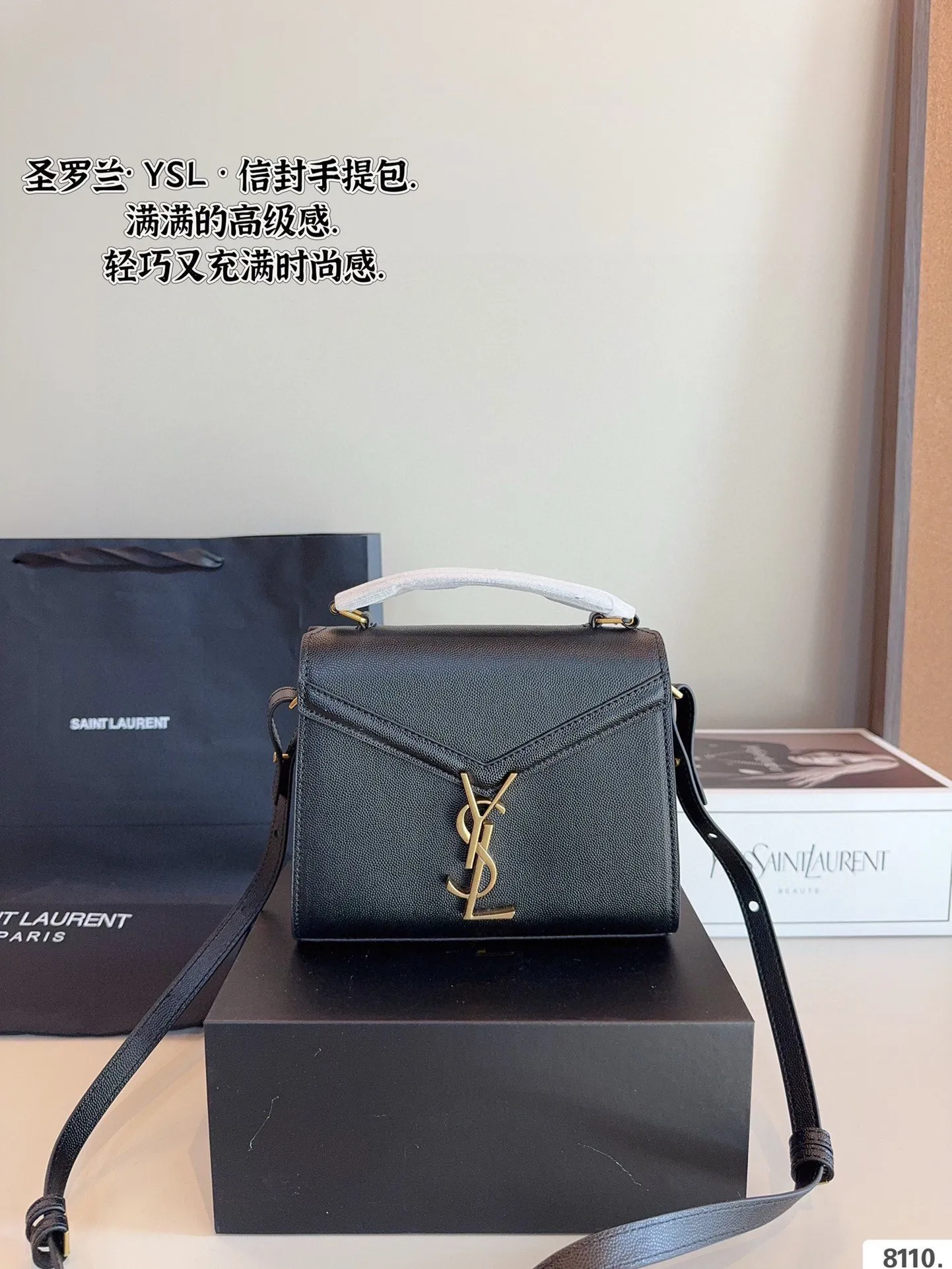 p175配礼盒🎁. 圣罗兰YSL cassandra 手提邮差包 简约才是百搭公式。 复古又时髦,妥妥的街拍神器。 出街通勤都可。 容量很大,可肩背、斜挎。 搭配很显高级感。 是帅气女孩不可缺少的一款经典存在。尺寸:20*8*16cm