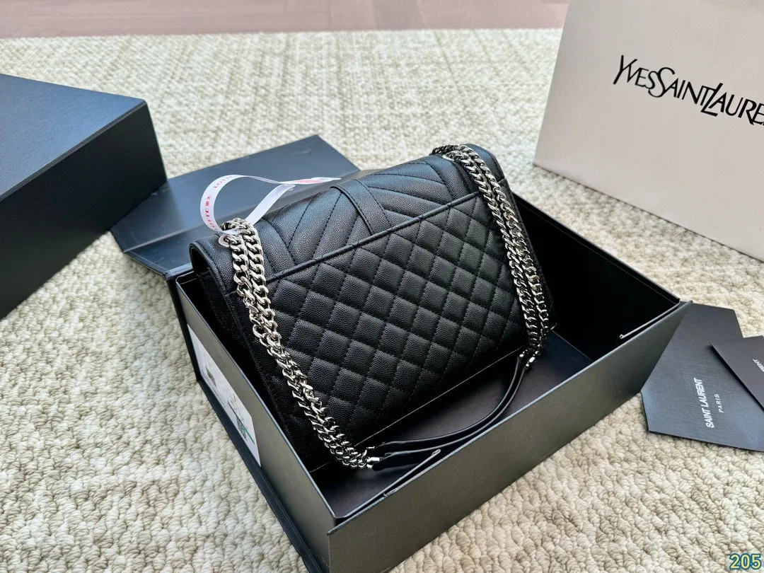 小号¥150折叠盒 圣罗兰YSL Envelope信封包 简约才是百搭公式。 复古又时髦,妥妥的街拍神器。 出街通勤都可。 容量很大,可肩背、斜挎。 搭配很显高级感。 是帅气女孩不可缺少的一款经典存在。 尺寸小号24 17