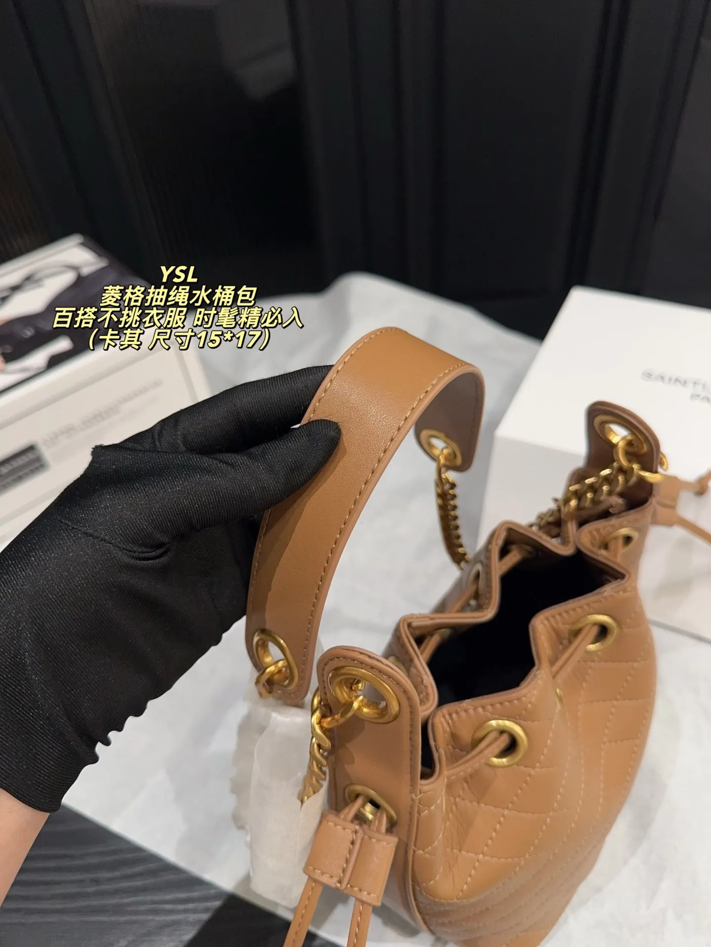 P180全套包装⚠️尺寸15*17 圣罗兰 YSL 菱格抽绳水桶包 经典黑色小牛皮+金色链条,优雅又高级。抽绳开合,容量大,通勤出街都超实用!菱格纹缝线细节满分,链条肩带可调节,单肩斜挎都OK,百搭不挑衣服~轻奢时尚感拉满,是圣罗兰热门款,时髦精必入!