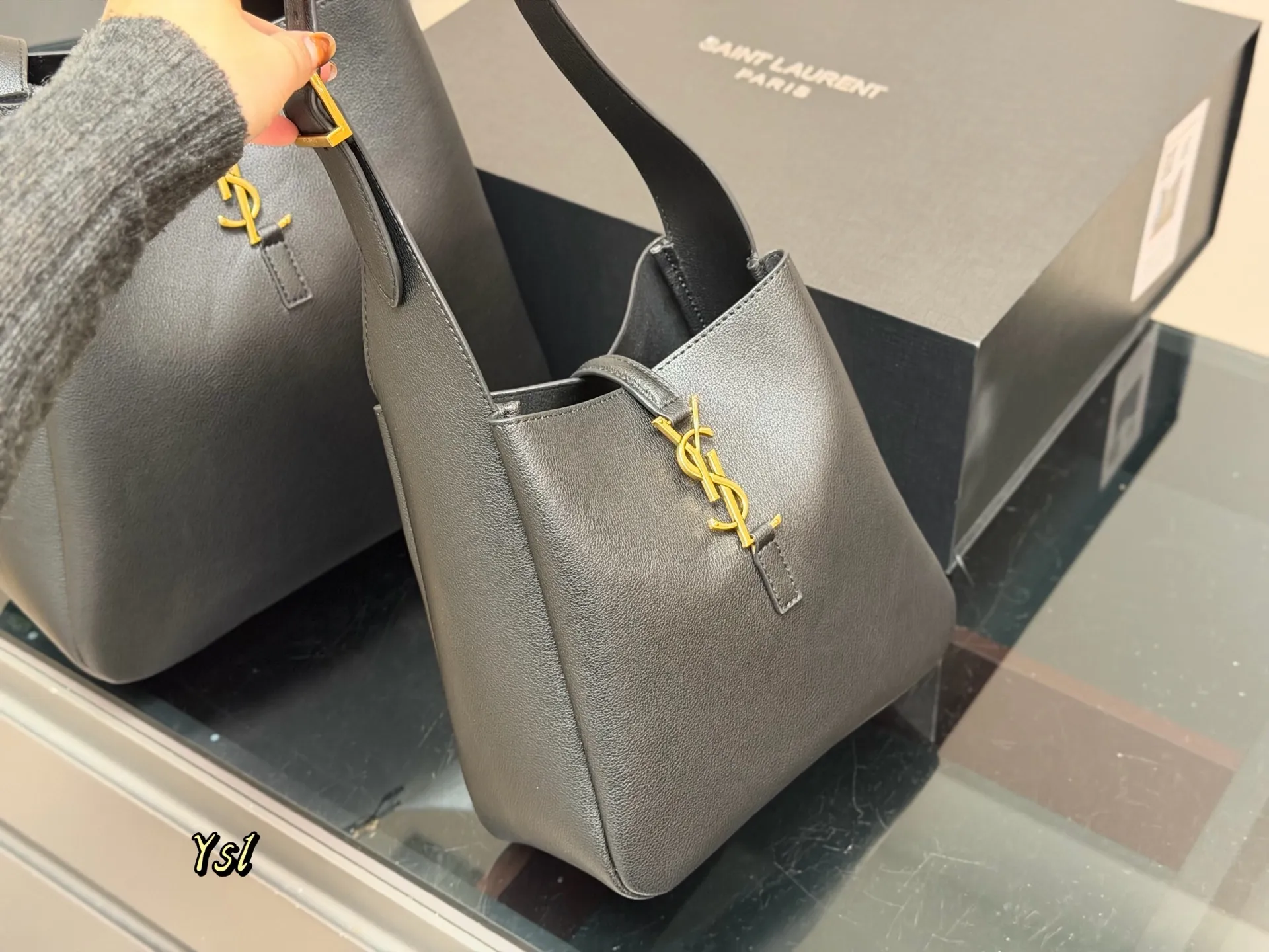 ¥190 ¥170 配包装 圣罗兰 hobo腋下水桶包 YSL 没有繁杂的设计 简简单单的将 YSLlogo字眼变成包扣 皮质柔软一点都不土气 而且超级能装! 包内做了分层设计,东西不会被装的乱糟糟 无论是休闲复古还是甜美飒姐都能hold住!!职场通勤、日常旅游,一年四季都超可!拍照也超有氛围感的尺寸:28.29cm 22.21cm