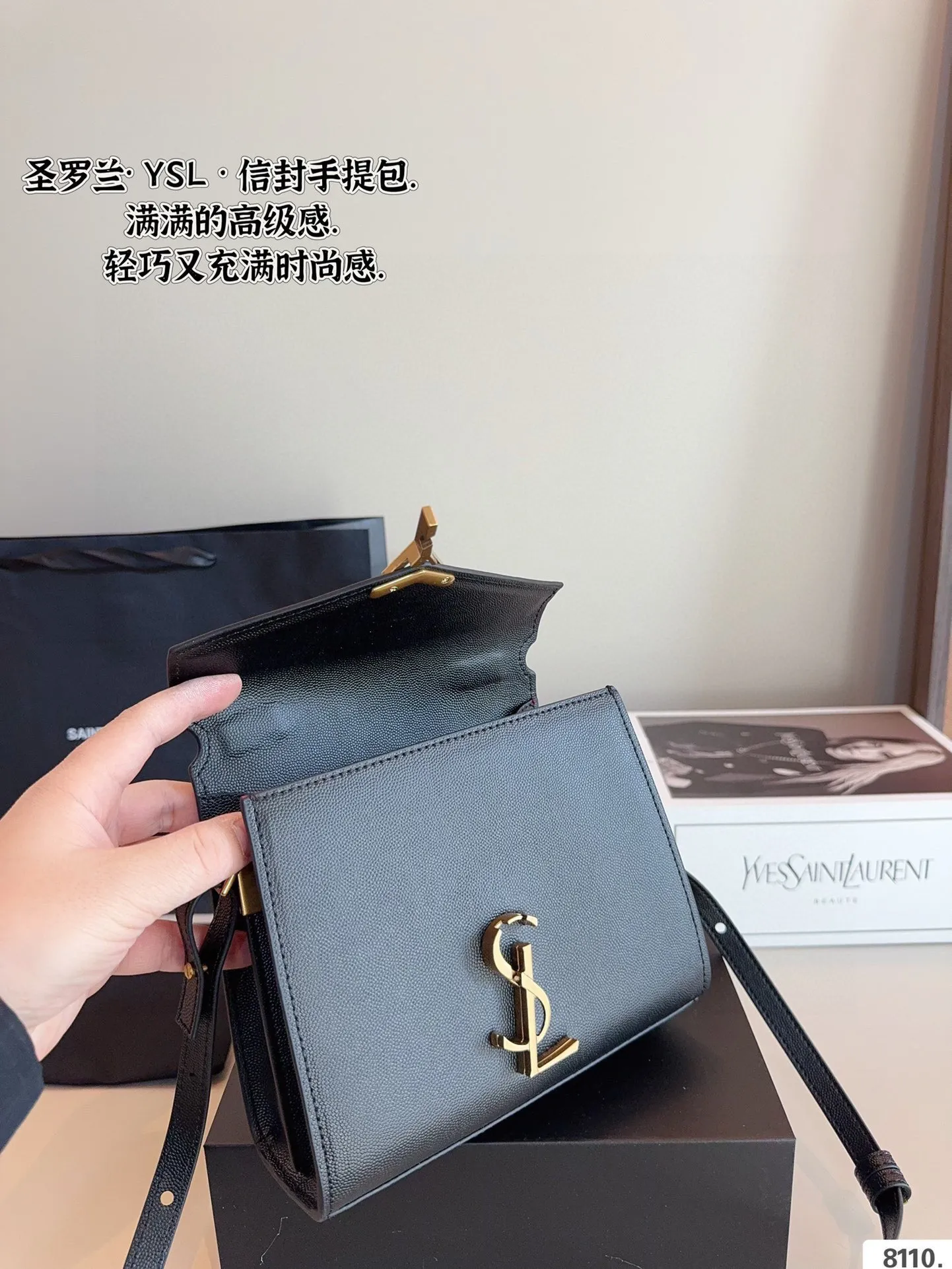 p175配礼盒🎁. 圣罗兰YSL cassandra 手提邮差包 简约才是百搭公式。 复古又时髦,妥妥的街拍神器。 出街通勤都可。 容量很大,可肩背、斜挎。 搭配很显高级感。 是帅气女孩不可缺少的一款经典存在。尺寸:20*8*16cm