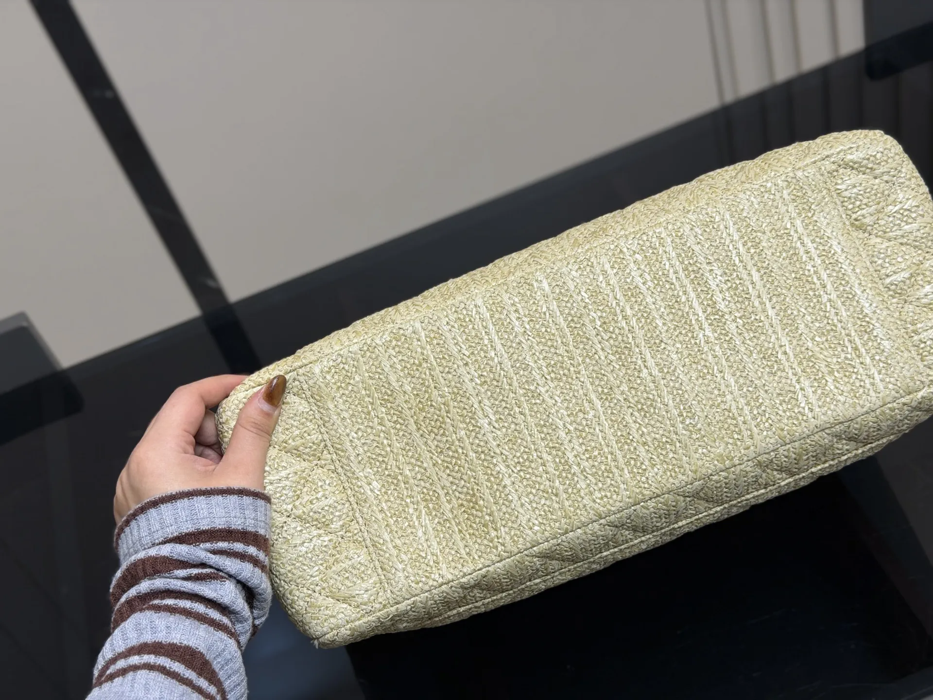 ¥180 香奈儿GST 一包难求系列 通过各种渠道购入正品开发复刻 原厂小牛皮压荔枝纹颗粒 专柜同步纯钢制五金 容量极大 各种场合均适用 版型超赞👍 出门必备尺寸:38.24cm