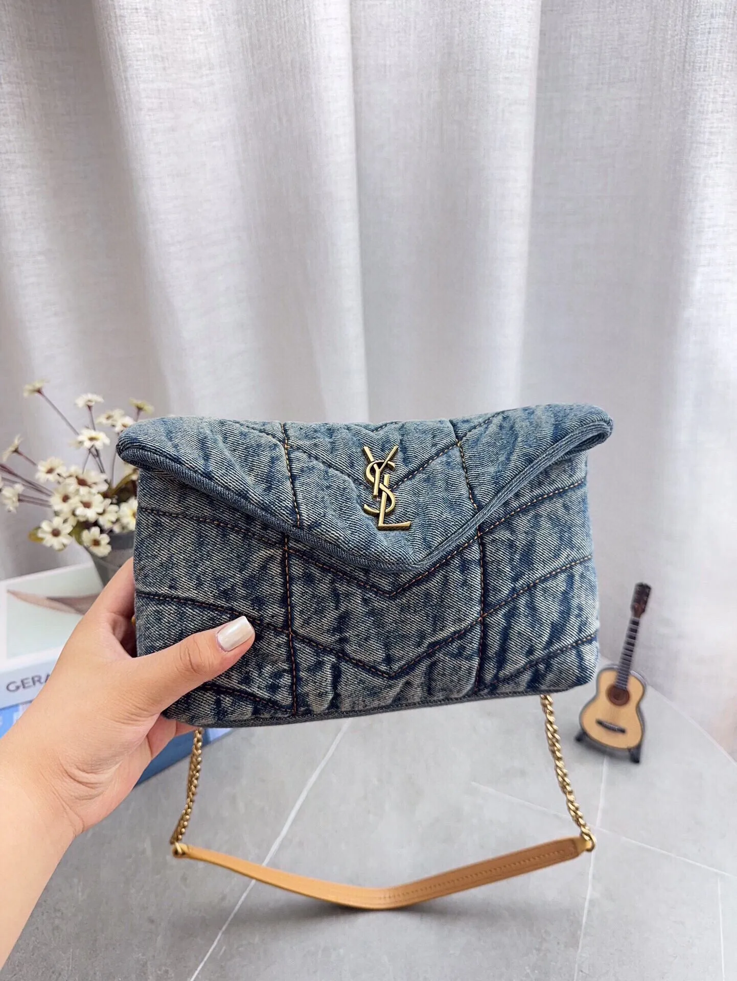 高品质YSL圣罗兰丹宁puffer 眼击中的ysIlouloupuffer云朵包 极具致敬意味的&ldquo;Loulou&rdquo;单肩包在本季开启全新演绎,设计师以牛仔效果面料融入填充夹克的创意，搭配鲜艳紫色，助你携-抹明媚迎接盎然春光。 为经典包袋注入新意，品牌用酒椰叶纤维拼接包面，简洁流畅的廓形洋溢优雅魅力，适宜搭配裤装或礼服，于细节处传递轻松愉悦的夏日写意。小号尺寸：22*16cm 无盒 p180