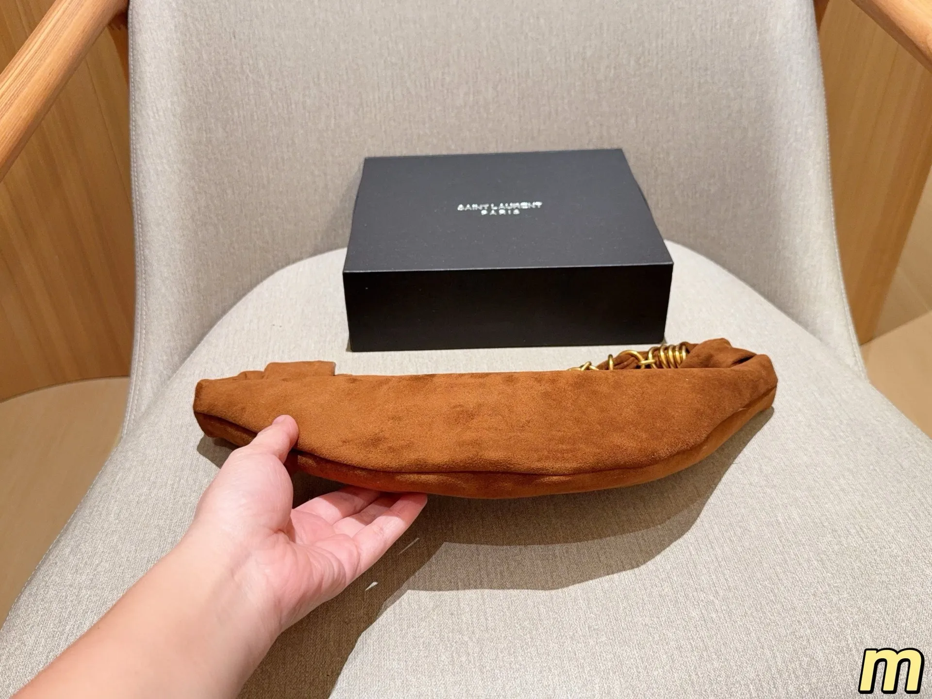 💰135 圣罗兰YSL AMALIA腋下包 柔软慵懒随性“牛角包”造型,超有法式氛围感!肩带是金色YSL字母链条交织,辦识度满分-。拉链开合,内部空问能装手机、钱包等日常小物,手提或腋下背都很时髦,轻松打造松弛感穿搭~ 尺寸39×13 礼盒包装🎁