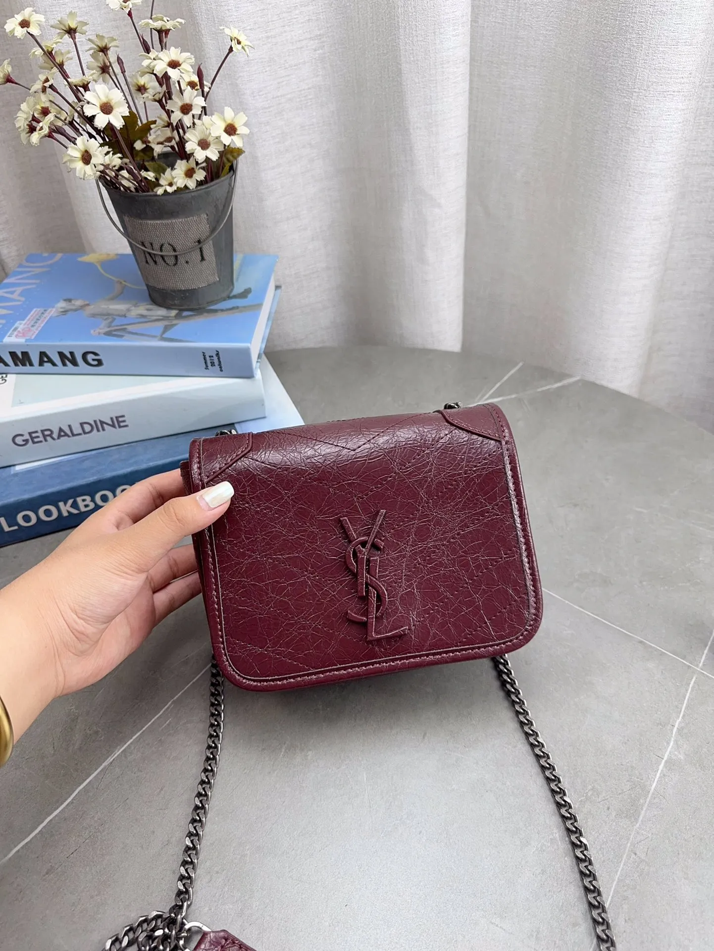 折叠飞机礼盒包装 🎉高品质ysl 圣罗兰 niki 邮差链条包 出去逛一天什么都可以放进去 流浪背法也很好看 黑色真的是跟各种颜色的衣服都很搭 之前一直在Onthego和这个之间犹豫 最后感觉没选错 五星推荐 迷你尺寸：19*14cm p150