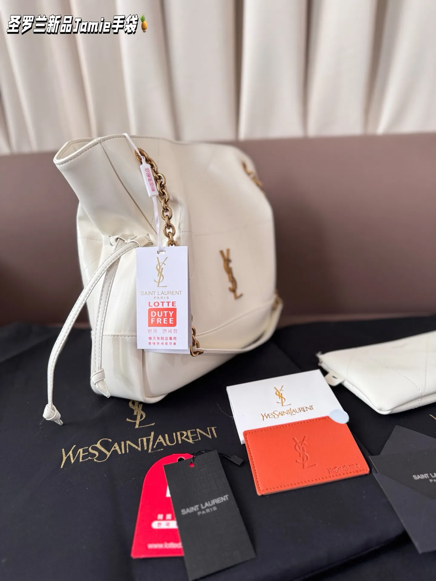 小P205 配盒子 圣罗兰新品Jamie手袋，松弛有度的时尚，YSL新品Jamie大号手袋，手袋的精致设计，不仅能够完美收纳你的日常所需，更是一种生活态度的展现。松弛有度，既不失优雅，又充满个性。尺寸 小25*27