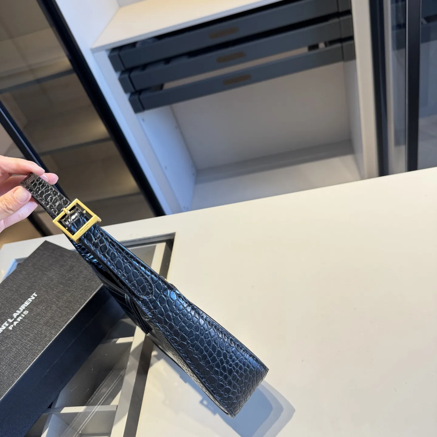 🅿️135✅新品推荐🔜 升级版🔥YSL圣罗兰专柜爆款hobo腋下包!鱼纹系列🐊明星同款!到哪都是回头率👍专柜同款哦!品质堪比正品!进口牛皮面料🐂外出轻便实用!原版顶级五金!🎁原版礼盒包装(size:24*15*6)