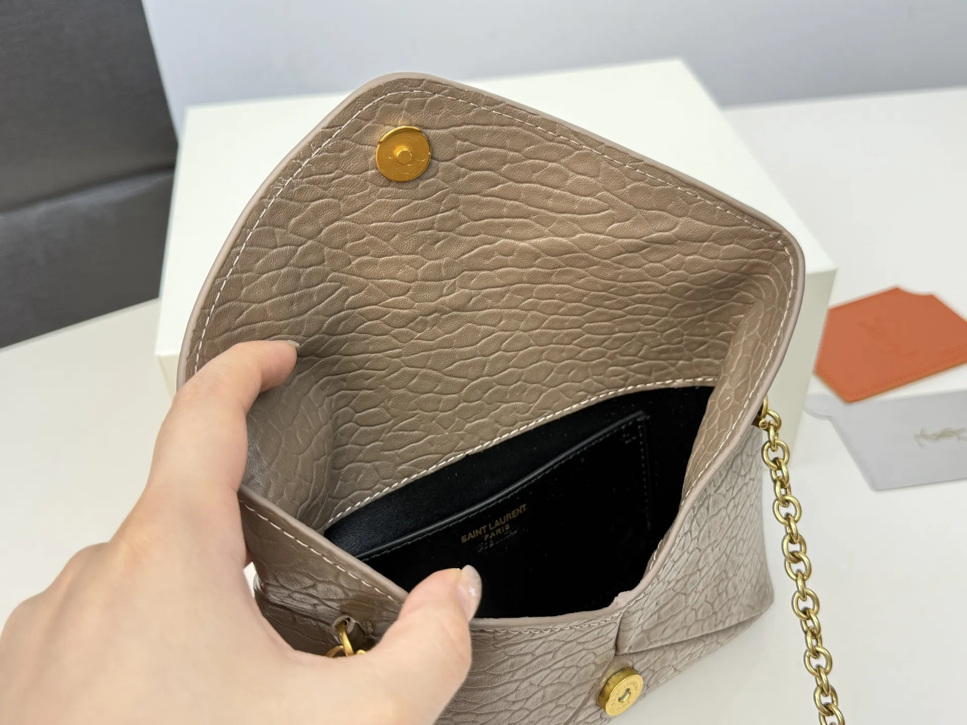 (飞机盒折叠盒⚠️)p160 圣罗兰YSL 不一样的链条包很精致 这款包包非常轻便 皮质很柔软 不一样的信封包 单肩斜挎都可以 也可以当作手拿包呀 尺寸:19.12cm