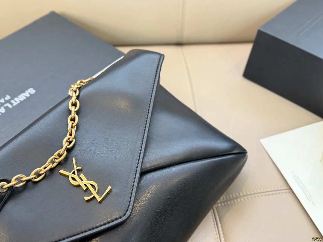 &yen;150配盒 圣罗兰 信封包 YSL 绵密的手感，轻便的包包 很有质感 可盐可甜 上身绝美 无可比拟 是每个追求漂亮的女孩必入单品 尺寸33 20