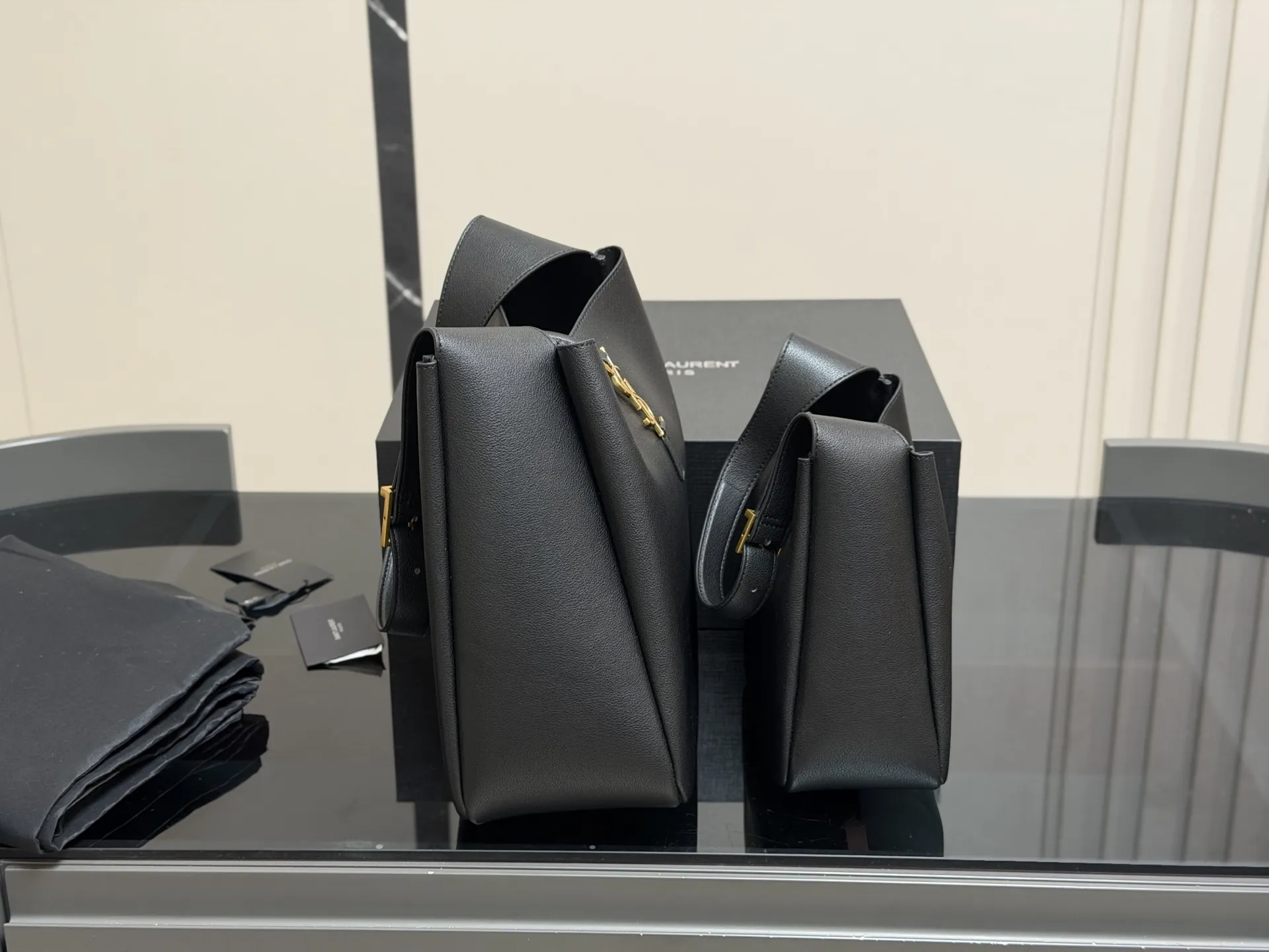 ¥190 ¥170 配包装 圣罗兰 hobo腋下水桶包 YSL 没有繁杂的设计 简简单单的将 YSLlogo字眼变成包扣 皮质柔软一点都不土气 而且超级能装! 包内做了分层设计,东西不会被装的乱糟糟 无论是休闲复古还是甜美飒姐都能hold住!!职场通勤、日常旅游,一年四季都超可!拍照也超有氛围感的尺寸:28.29cm 22.21cm