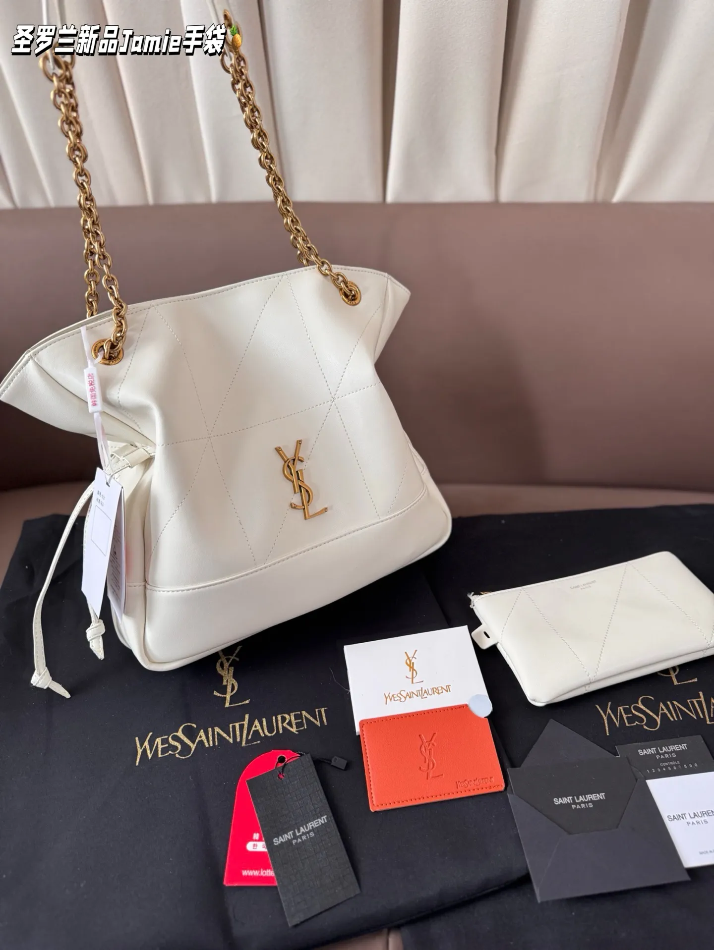 小P205 配盒子 圣罗兰新品Jamie手袋，松弛有度的时尚，YSL新品Jamie大号手袋，手袋的精致设计，不仅能够完美收纳你的日常所需，更是一种生活态度的展现。松弛有度，既不失优雅，又充满个性。尺寸 小25*27