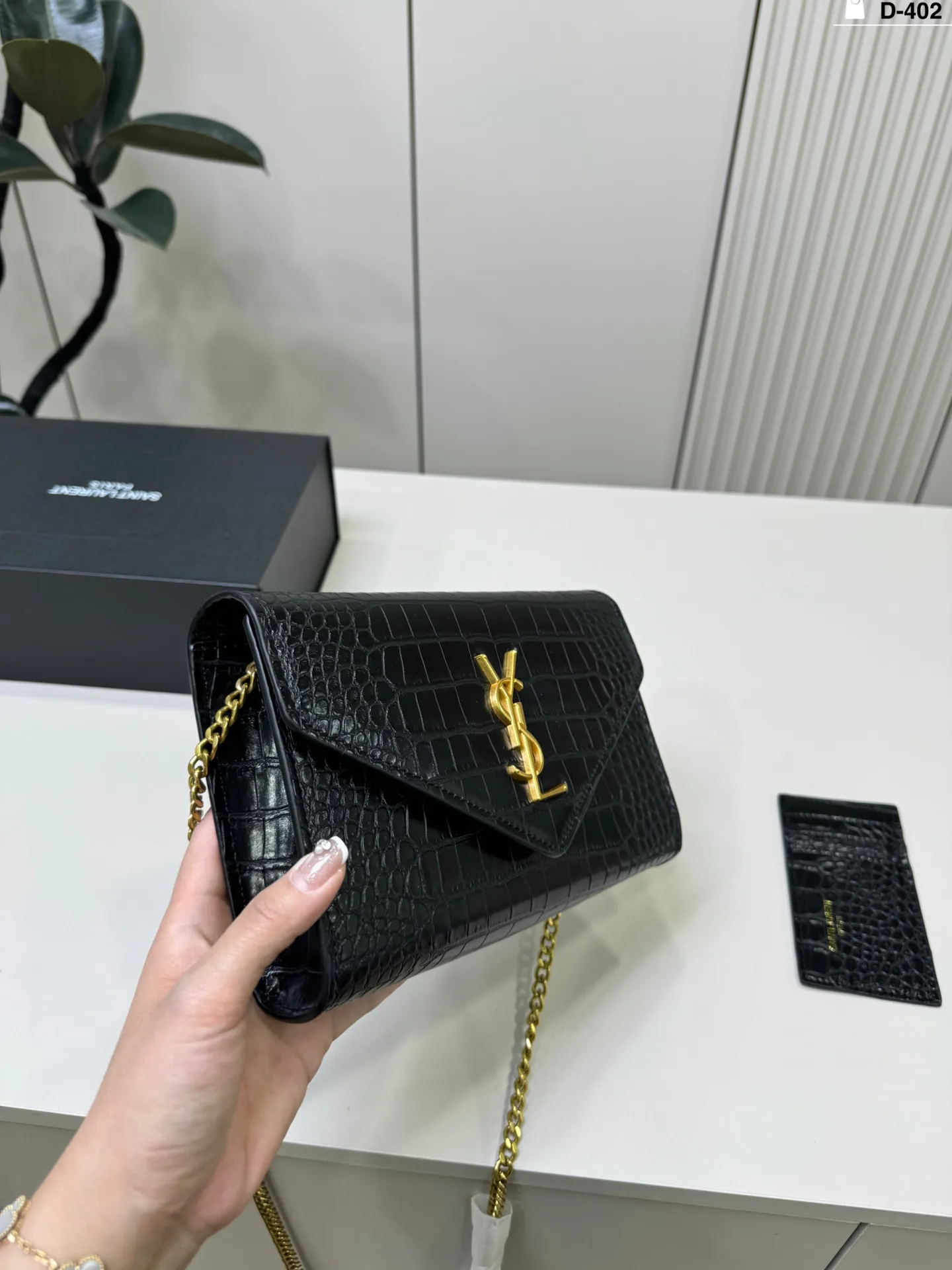 💰p120 D-402尺寸24×14折叠盒 YSL Le Cassandre信封包 日常通勤或正式场合都能轻松驾驭 尺寸适中,实用又时髦,是圣罗兰经典热门款,真的很值得入手!