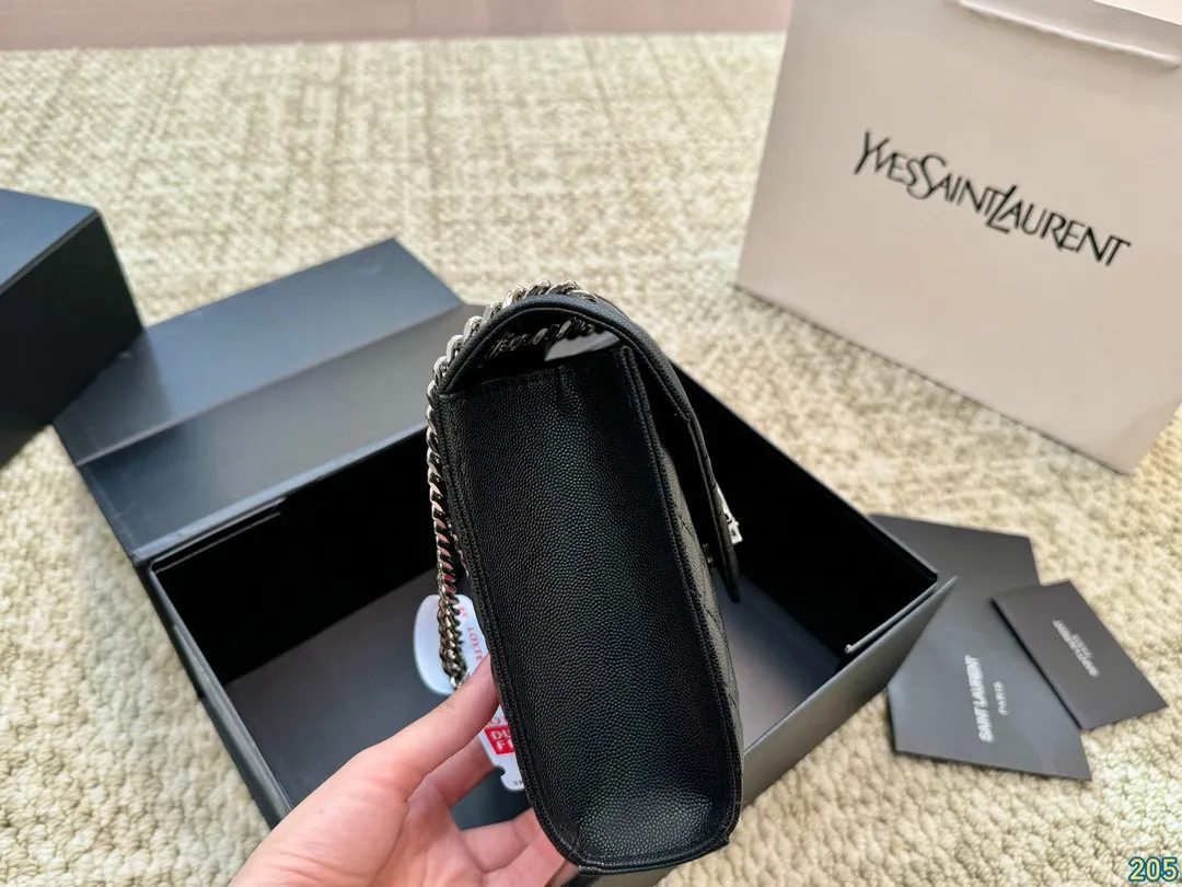 小号&yen;150折叠盒 圣罗兰YSL Envelope信封包 简约才是百搭公式。 复古又时髦，妥妥的街拍神器。 出街通勤都可。 容量很大，可肩背、斜挎。 搭配很显高级感。 是帅气女孩不可缺少的一款经典存在。 尺寸小号24 17