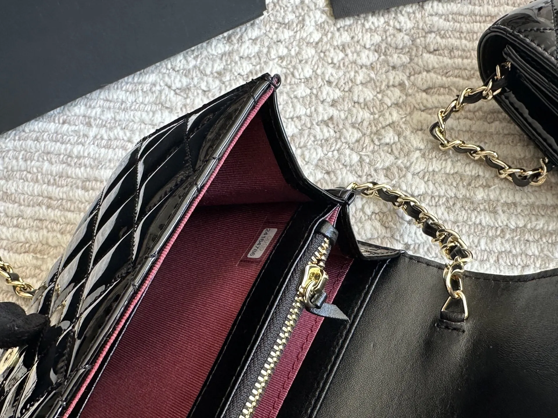 漆皮woc 💰 140 CHANEL 香奈儿发财 一款随身小包推荐给大家!香奈儿woc新款发财包 可斜挎单肩 链条可收入包内作为手包使用💪 上身后超显大气, 别看小小的 这个很能装哦 包内有卡位 拉链位 零钱位 小巧实用 人手必备 上身效果超好 尺寸20 13cm /22 12cm配折叠礼盒