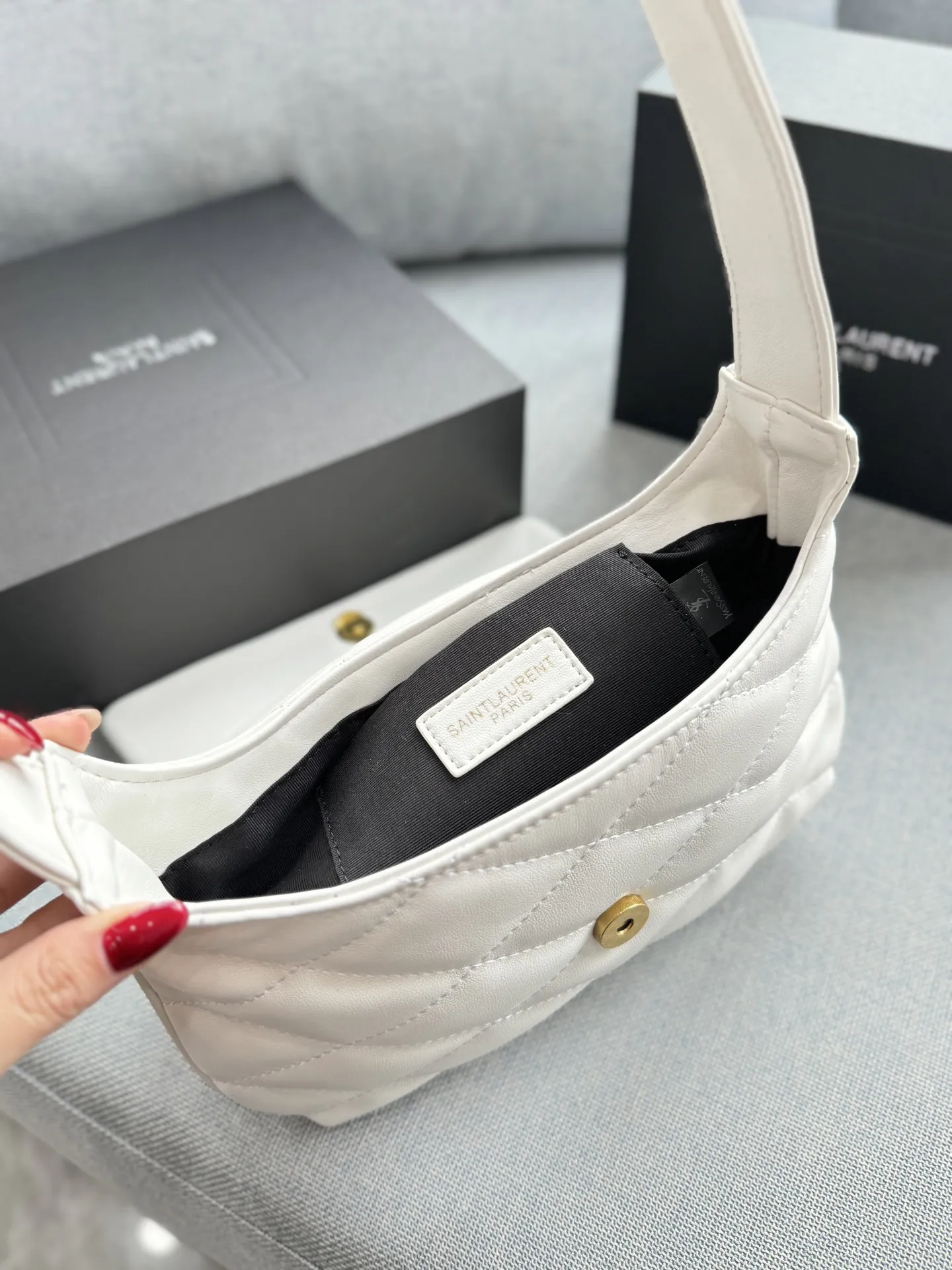 💰125 折叠盒 size：27&times;18 圣罗兰 YSL LE 57系列 腋下包手提单肩包 奶呼呼小羊皮 黑金小羊皮搭配压纹 可以手提又可以腋下 皮质是小羊皮 造型是梯形廓形设计 大气感拉满 精致做工和浪漫情调邂逅融合！意大利小羊皮革手感软糯舒适，柔软到一直想去rua它！参加宴会，平时搭配衣服都可以， 可休闲，可女神，就是百搭神器啦！