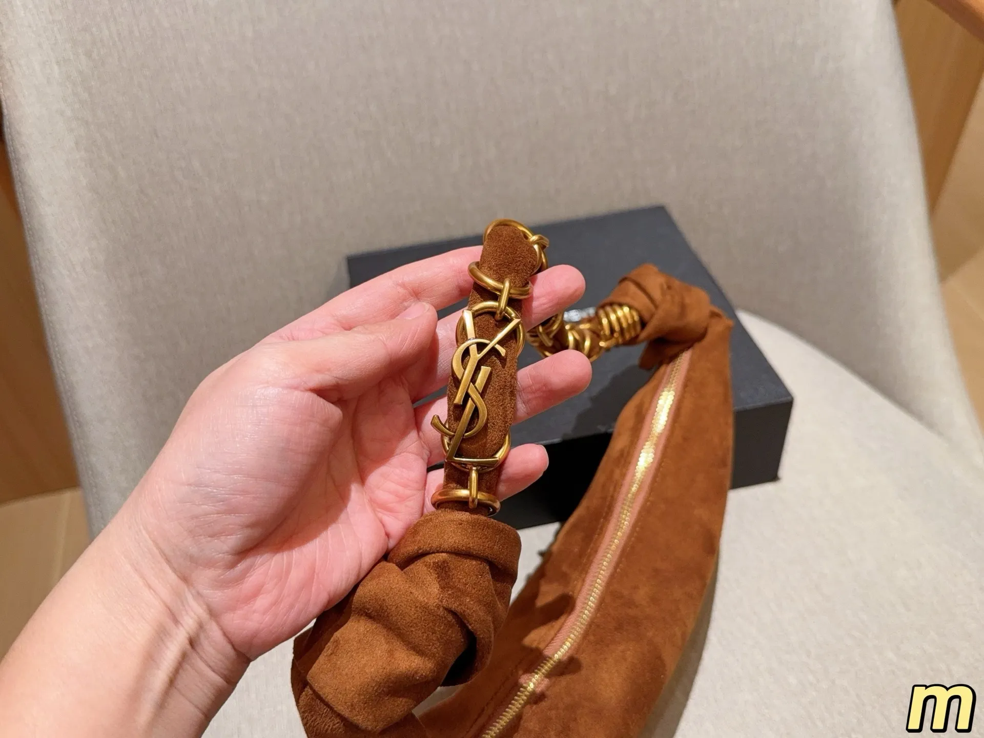 💰135 圣罗兰YSL AMALIA腋下包 柔软慵懒随性&ldquo;牛角包&rdquo;造型，超有法式氛围感！肩带是金色YSL字母链条交织，辦识度满分-。拉链开合，内部空问能装手机、钱包等日常小物，手提或腋下背都很时髦，轻松打造松弛感穿搭~ 尺寸39&times;13 礼盒包装🎁