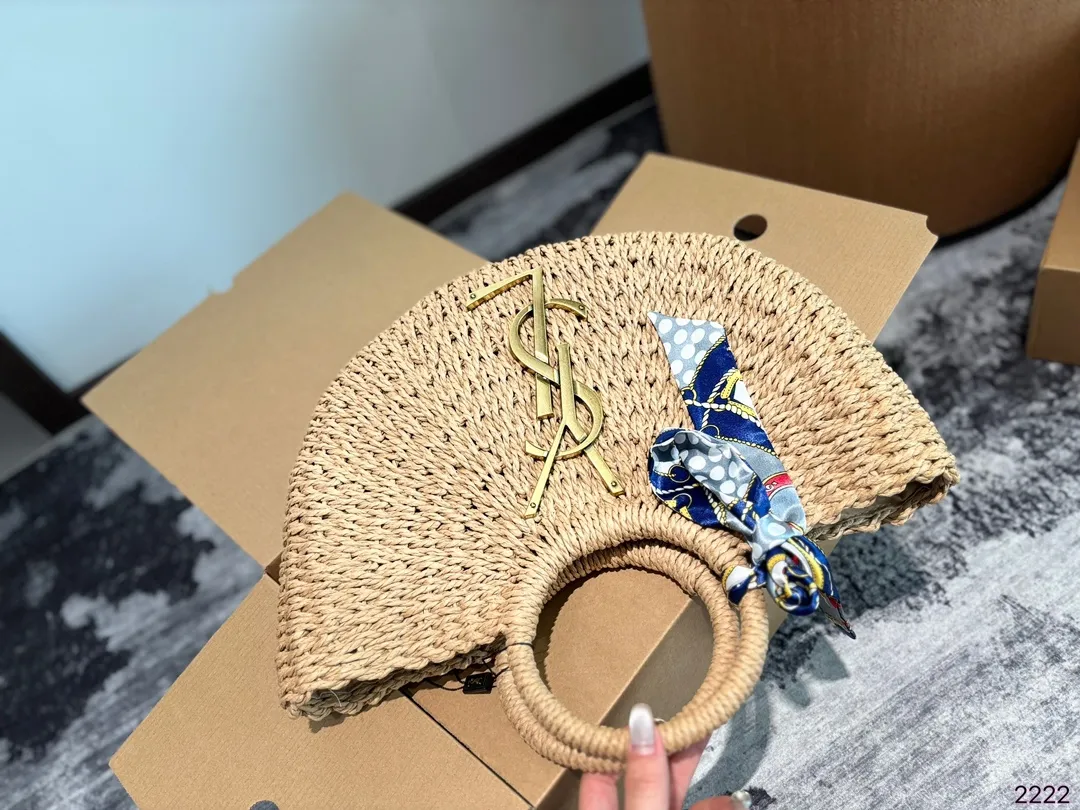 p105p100p90 圣罗兰 YSL绝美菜篮子 是背 YSL.阳光草编包的夏天啦 马上夏至了,来推荐这只YSL.阳光草编包 编织和皮革,清爽也文艺,让你也可甜可美。设计也非常实用,容量也大。 同款哦夏天怎么能少了草编包呢尺寸:32*7*20/28*6*17/20*5*14cm