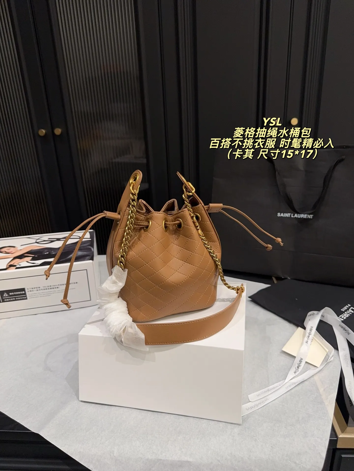 P180全套包装⚠️尺寸15*17 圣罗兰 YSL 菱格抽绳水桶包 经典黑色小牛皮+金色链条,优雅又高级。抽绳开合,容量大,通勤出街都超实用!菱格纹缝线细节满分,链条肩带可调节,单肩斜挎都OK,百搭不挑衣服~轻奢时尚感拉满,是圣罗兰热门款,时髦精必入!