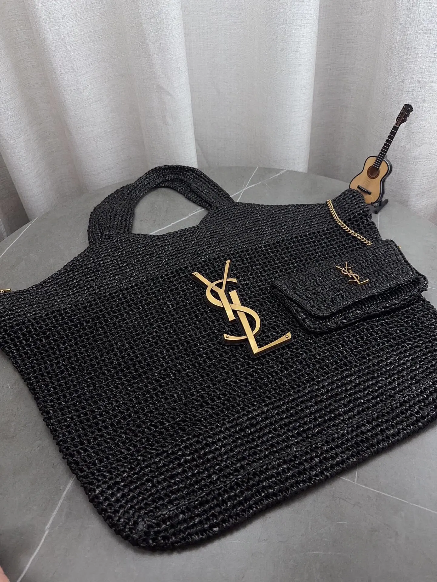 原单品质 YSL圣罗兰拉菲草编织购物袋 夏天背的包包真的太可爱了，背上一整个慵懒风 夏季沙滩腋下包 旅行拍照真的很nice哦 每个小仙女夏季都应有一个草编购物袋菜篮子 包包哦 尺寸40*39cm p295