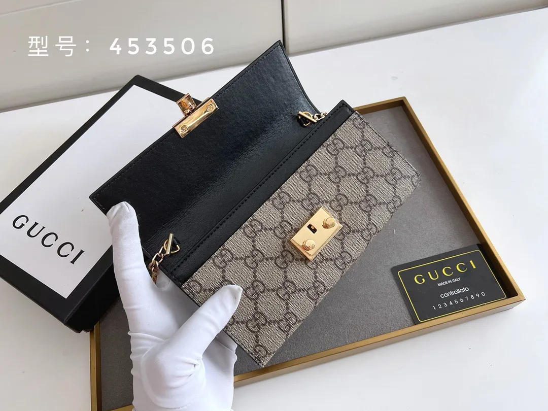 P105🎀GUCCl 453506🎀颜色 黑 🎀尺寸 19*10.5*3.5 🎀GUCCl专柜同步,可肩背专柜品质顶级进口牛皮 海外订制钥匙扣五金 做工油边精湛!