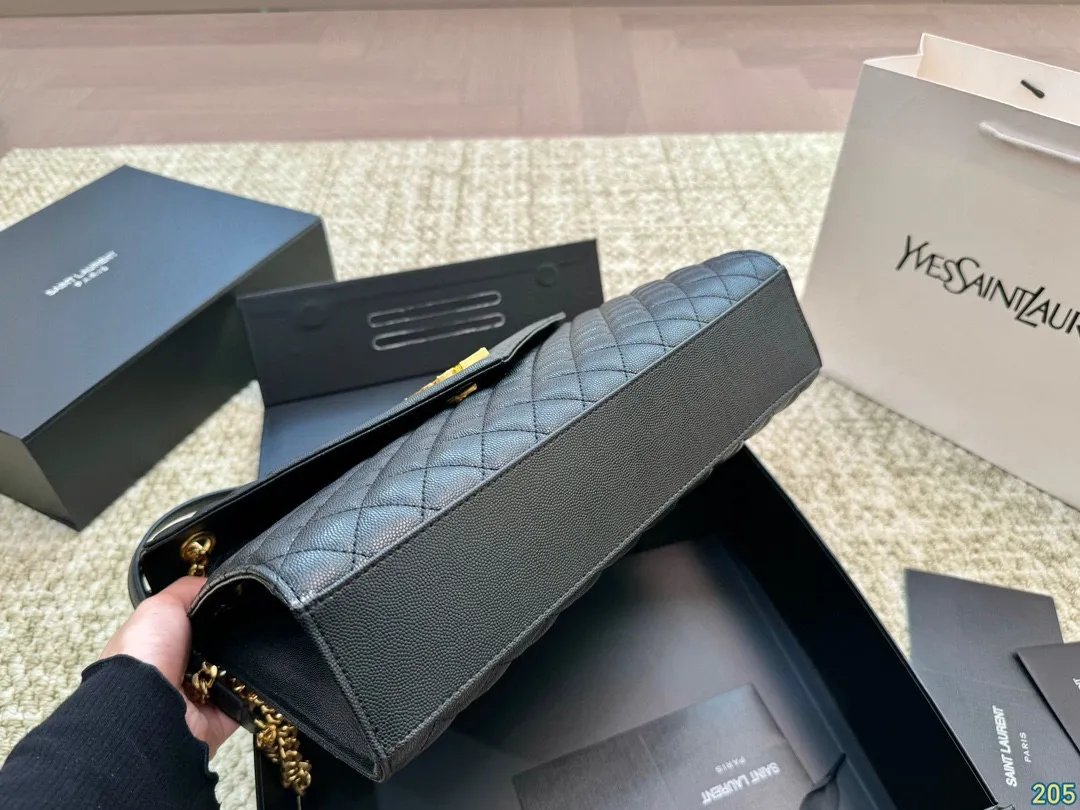 大号&yen;155折叠盒 圣罗兰YSL Envelope信封包 简约才是百搭公式。 复古又时髦，妥妥的街拍神器。 出街通勤都可。 容量很大，可肩背、斜挎。 搭配很显高级感。 是帅气女孩不可缺少的一款经典存在。 尺寸大号31 21