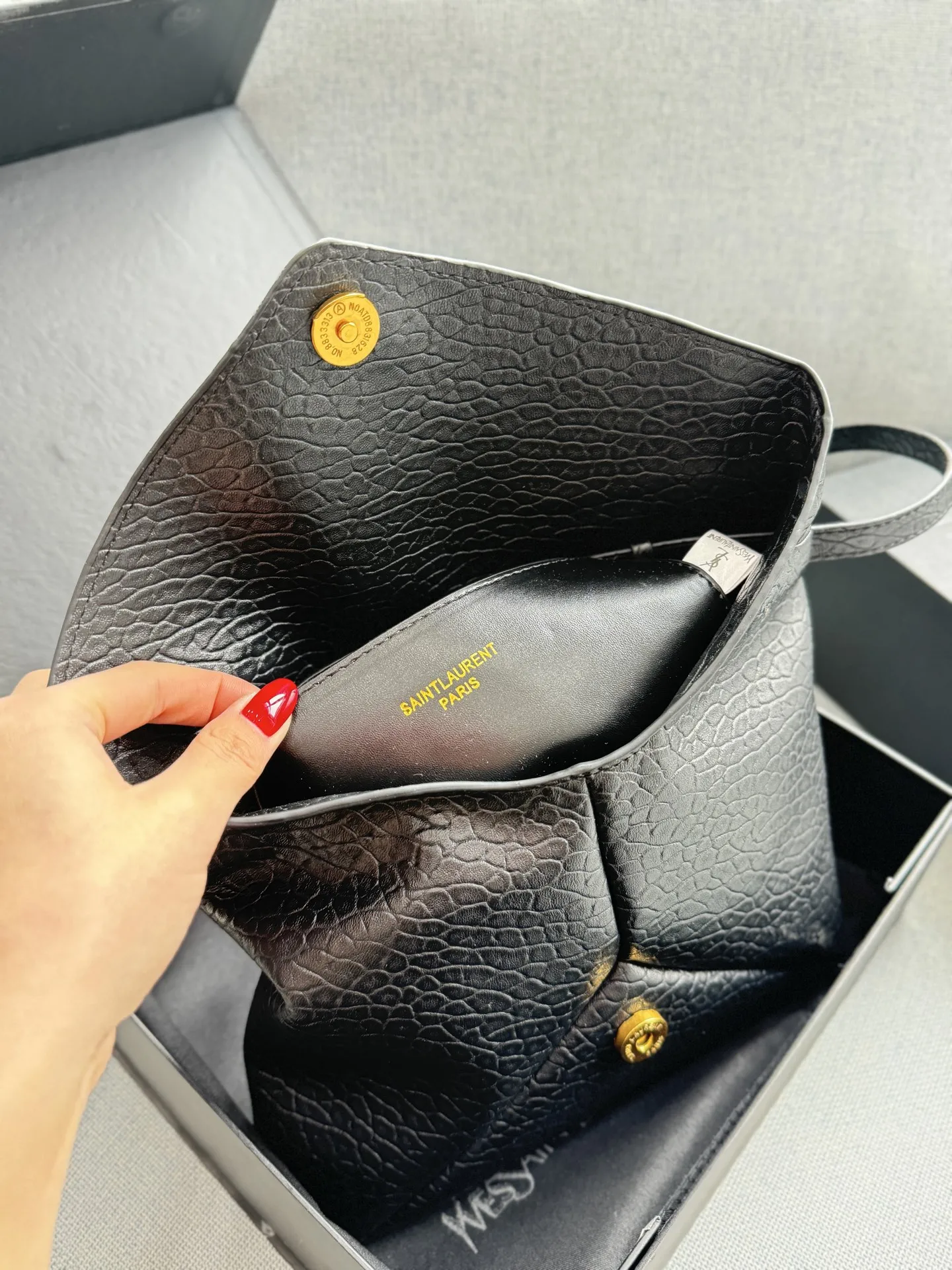 💰125 折叠盒 size:23×16 圣罗兰 YSL LE CASSANDRE 大象纹 链条包 信封包 单肩斜挎手拿包 精致度满分10 链条包新色新色好有气质小羊皮材质 很轻很软!巴掌大却超好装的小个子可以闭眼冲 超软超有质感!!!