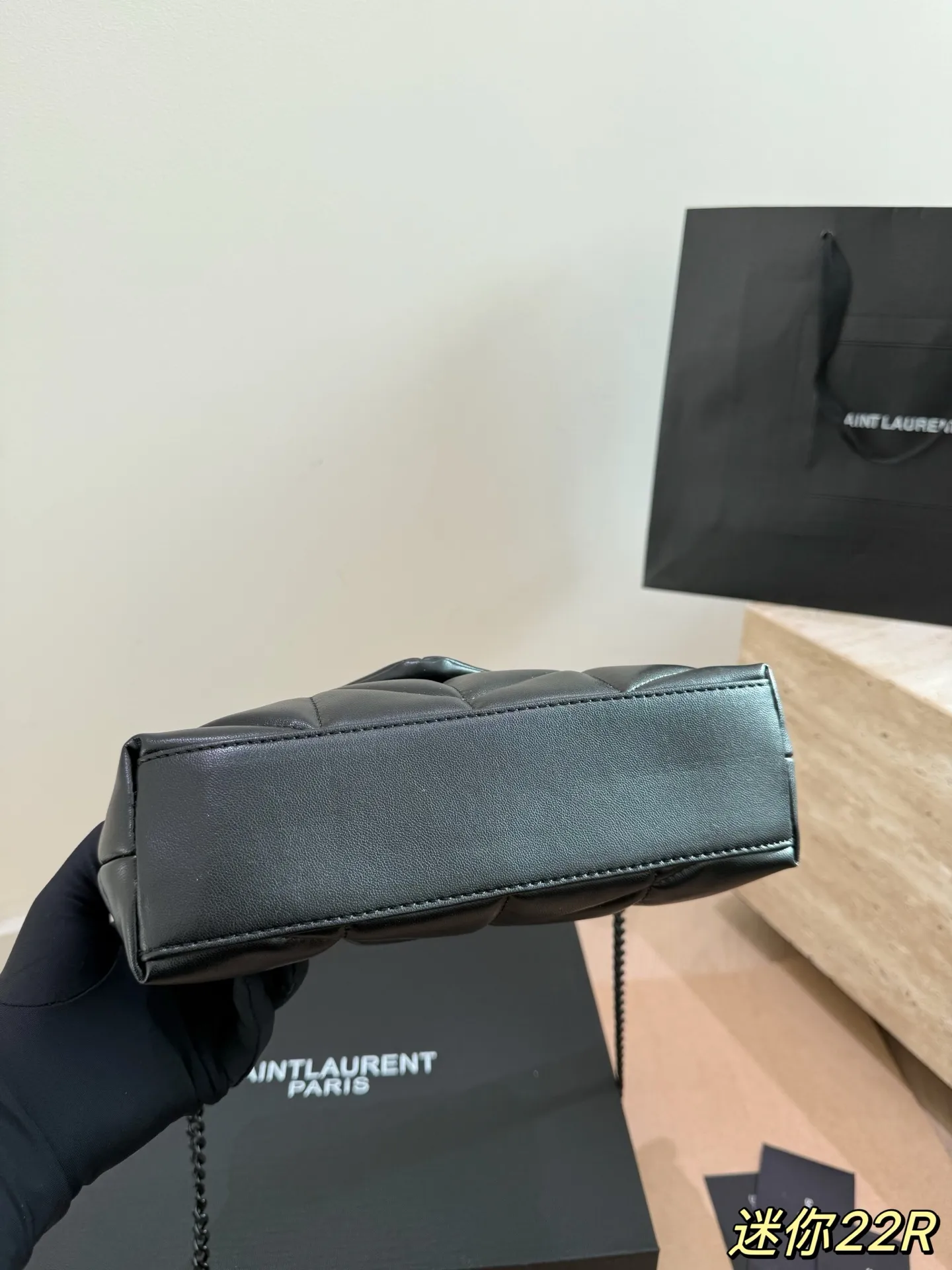 YSL圣罗兰云朵包P150 Ysl圣罗兰云朵包,超酷~ 折叠礼盒🎁 YSL圣罗兰云朵包 黑金超酷 杨幂同款 软软糯糯小可爱 外观颜值爆表 不要犹豫 必入款 真好好#ysl圣罗兰 尺寸22 16