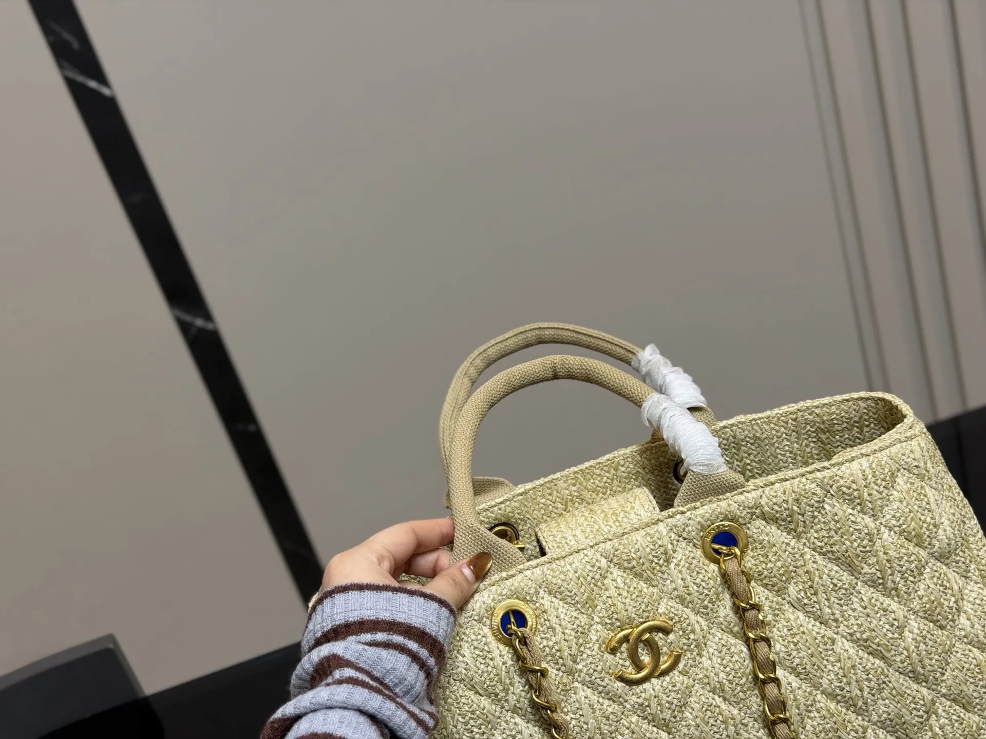 &yen;170 香奈儿CHANEL 链条托特包 复古优雅 香奈儿CHANEL 链条托特包 复古优雅 满满的高级感 大小适中 容量感人 休闲正装皆可轻松驾驭 尺寸:40.27cm