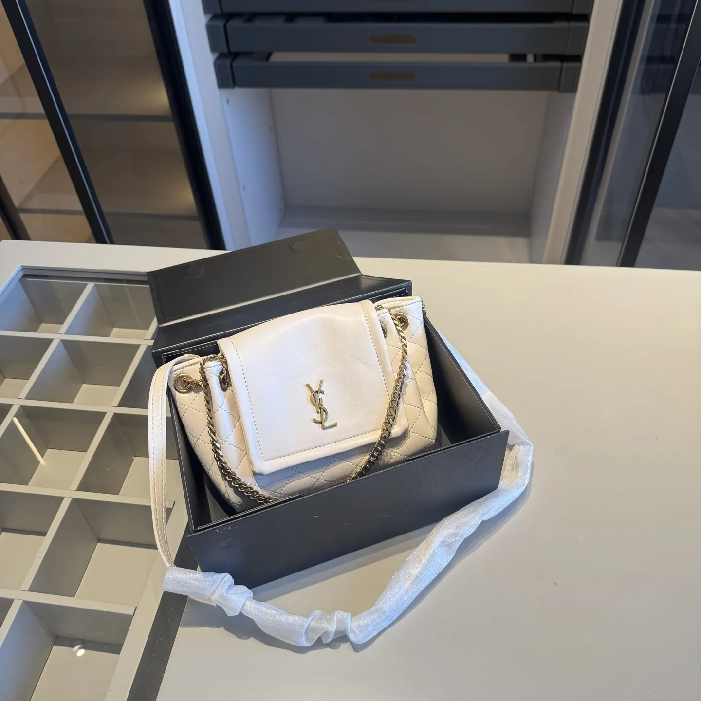 🅿️135✅新品推荐🔜 升级版～高端货🔥YSL圣罗兰爆款Nolita斜挎包～链条包！这款包超！级！火！👍各大明星追捧的爆款～采用原版五金配件！经典logo！顶级做工！面料采用牛皮面料！堪比专柜品质🎁原版折叠礼盒包装（size：18*13*5）