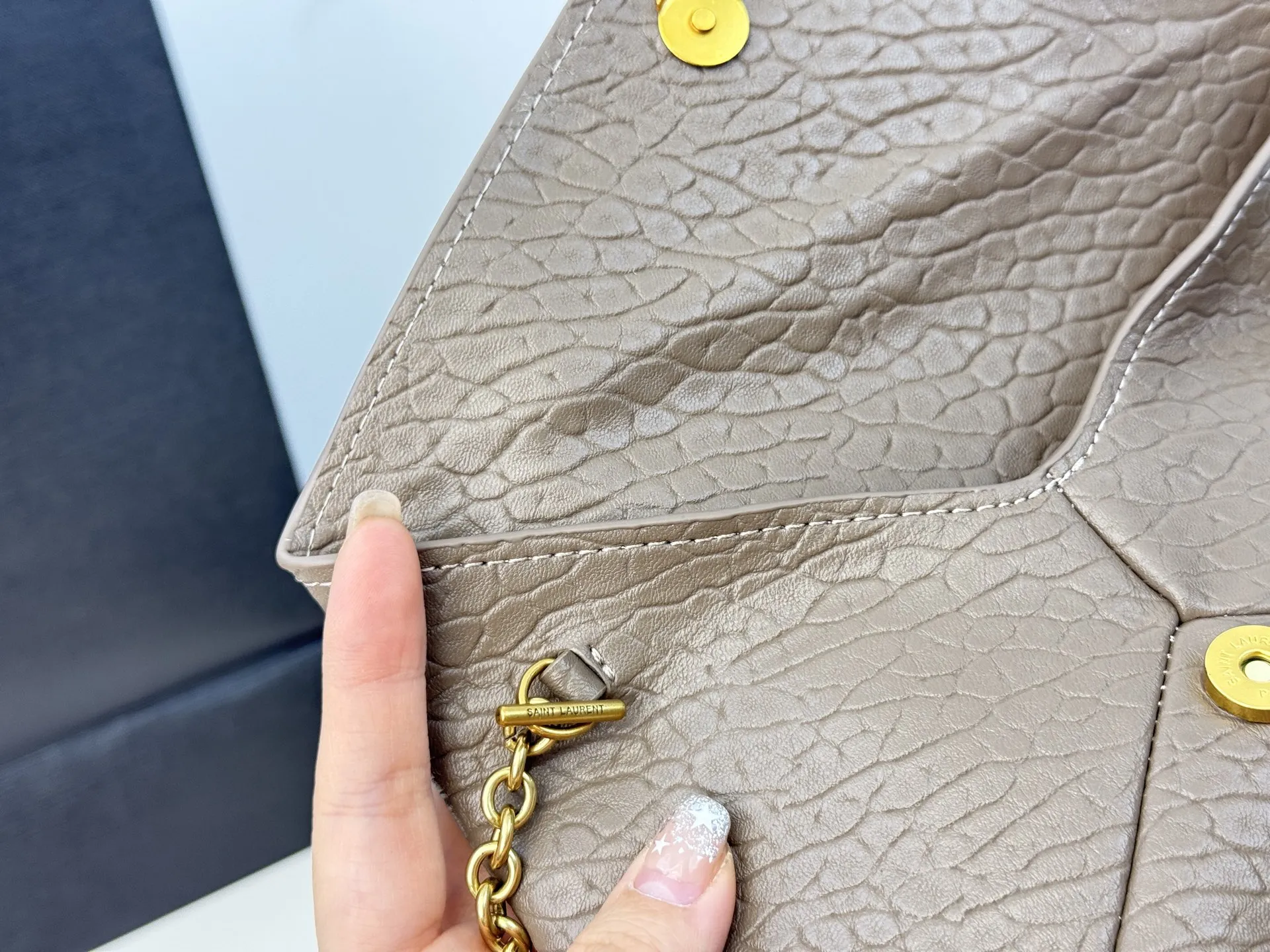 （飞机盒折叠盒⚠️）p160 圣罗兰YSL 不一样的链条包很精致 这款包包非常轻便 皮质很柔软 不一样的信封包 单肩斜挎都可以 也可以当作手拿包呀 尺寸:19.12cm