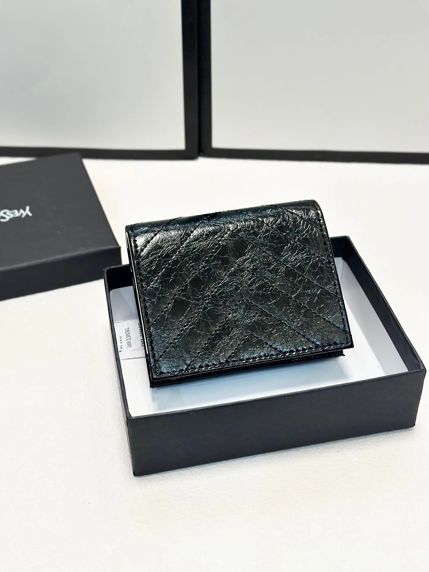 P90🎀🎀颜色 黑🎀尺寸 11x10🎀圣罗兰专柜同步👏时尚钱包，优质油蜡小牛皮👍🏻内阁丰富，超级实用❗️现货高品质[得意]