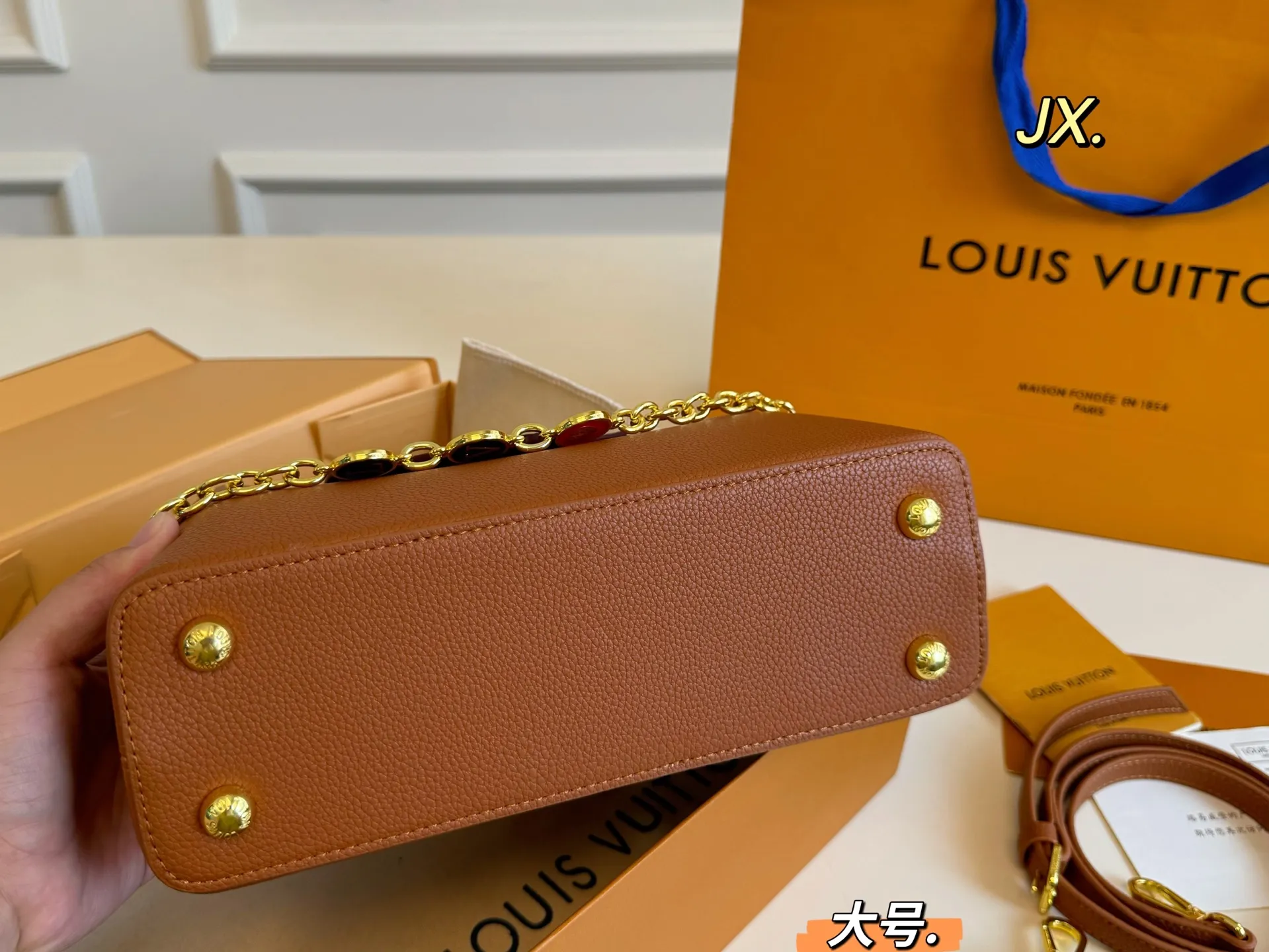 P180大号(折叠盒) size:27×18大号 LV路易威登Capucines卡普辛手提包💕 贵气十足的包包,真的超美! 色彩鲜亮不张扬,显得无比温柔 高级感满🈵️,时尚洋气❗️ 大小刚好,精致又不失优雅‼️