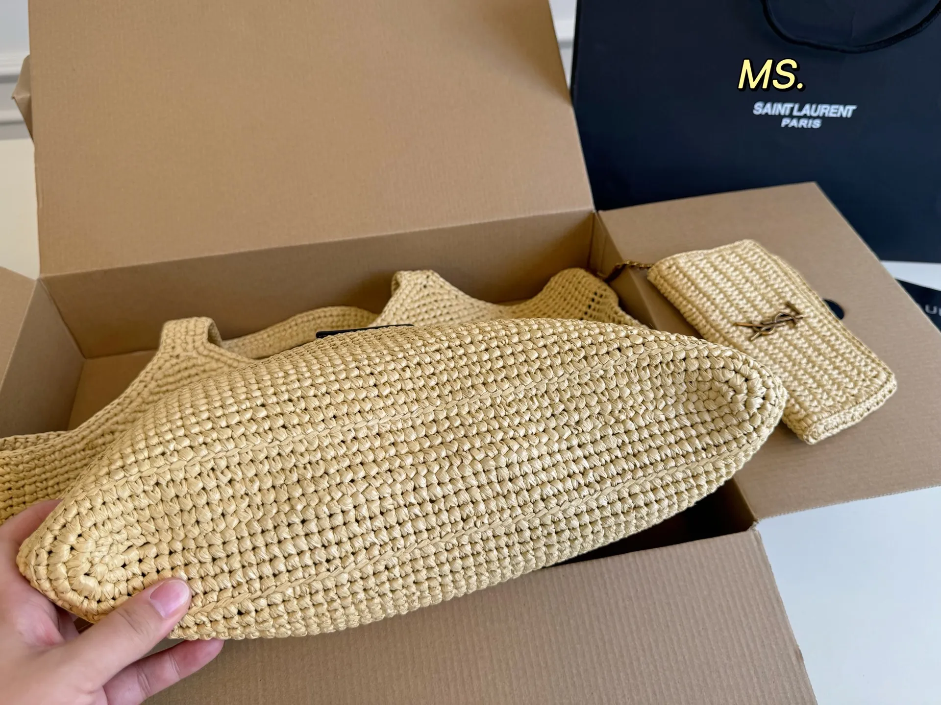 P200（配盒） size：38&times;41 YSL圣罗兰草编子母托特包💕 超大空间 配零钱包✔️ 大logo搭配草编工艺～ 别有一番风味 ，巨轻盈 慵懒随性，自在随心❗️❗️