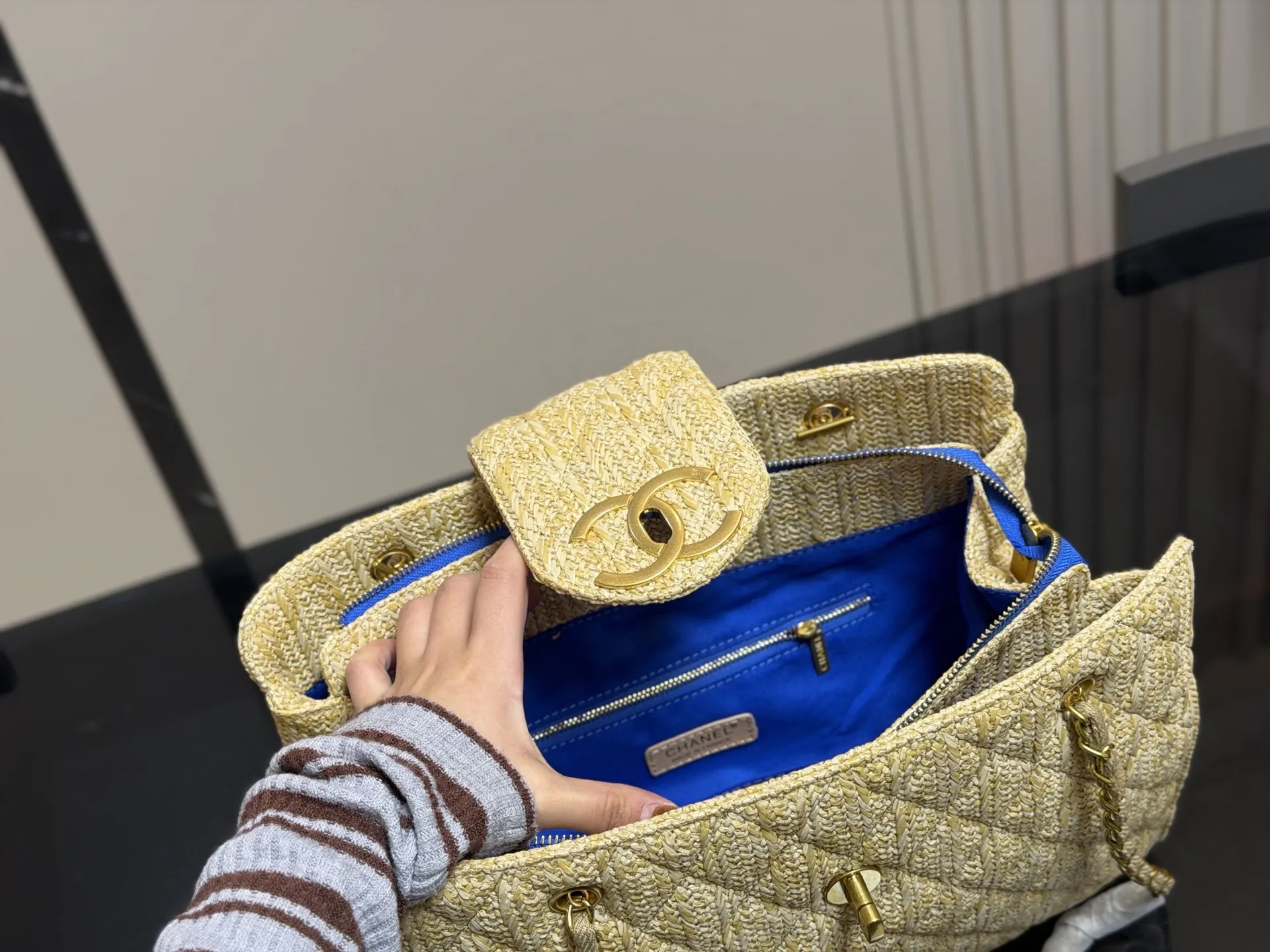 &yen;180 香奈儿CHANEL 链条托特包 复古优雅 香奈儿CHANEL 链条托特包 复古优雅 满满的高级感 大小适中 容量感人 休闲正装皆可轻松驾驭 尺寸:36.26cm