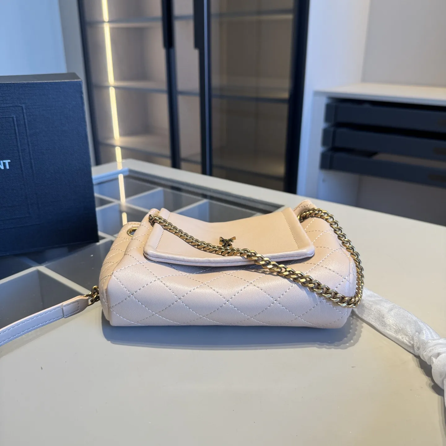 🅿️135✅新品推荐🔜 升级版~高端货🔥YSL圣罗兰爆款Nolita斜挎包~链条包!这款包超!级!火!👍各大明星追捧的爆款~采用原版五金配件!经典logo!顶级做工!面料采用牛皮面料!堪比专柜品质🎁原版折叠礼盒包装(size:18*13*5)