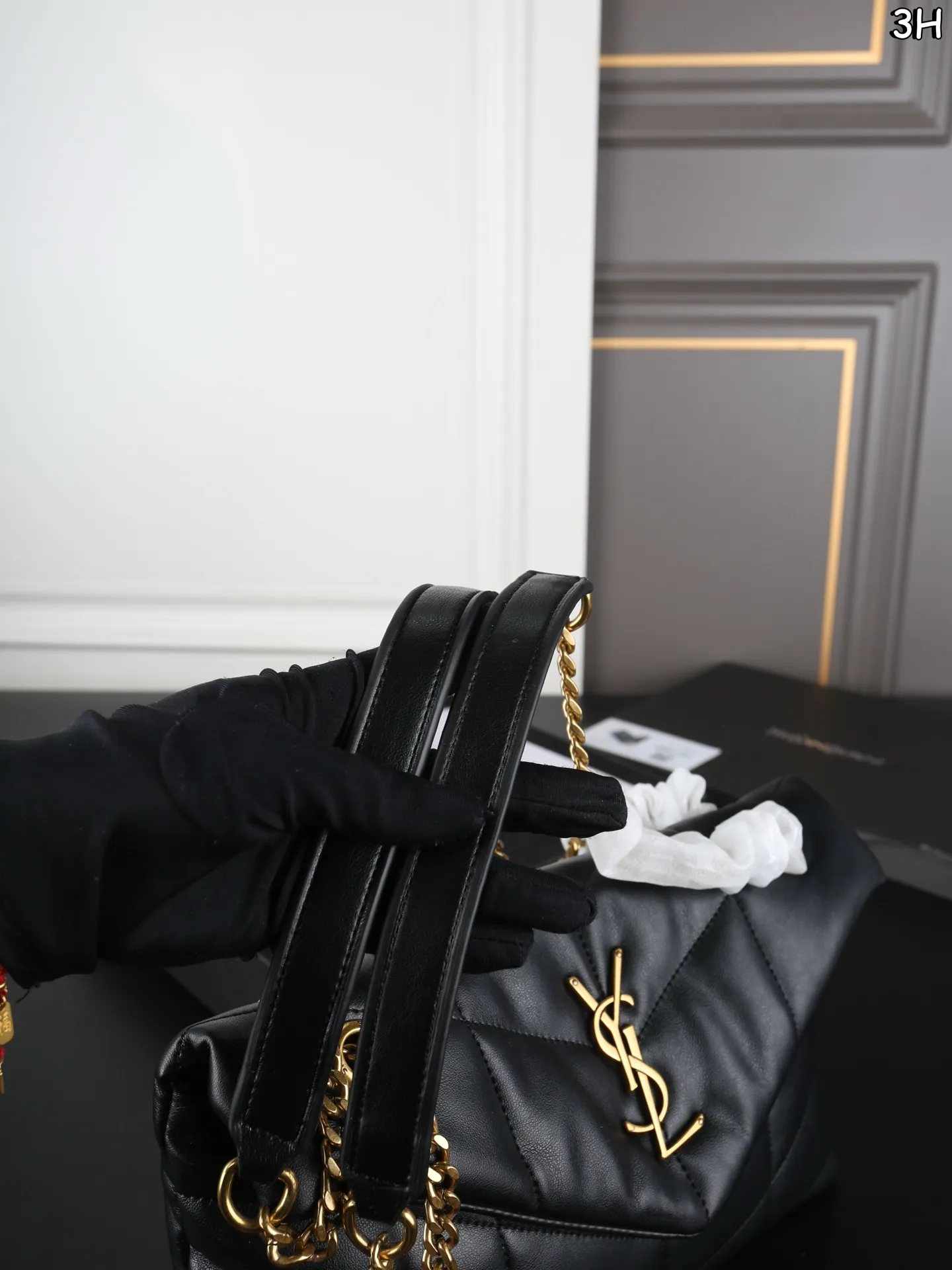 P120 天地盖 圣罗兰 YSL 云朵包 斜挎单肩包 可盐可甜, 是那种复古金色,很高级很洋气哇。 女性理想的日常出行良伴。从休闲时光到较正式场合,它总能为正装造到更添一抹个性态度。ysl云朵包的设计简洁大方,时尚又不失个性,无论是日常搭配还是出席派对,都能让你成为最闪耀的那一颗星! 尺寸:28×18