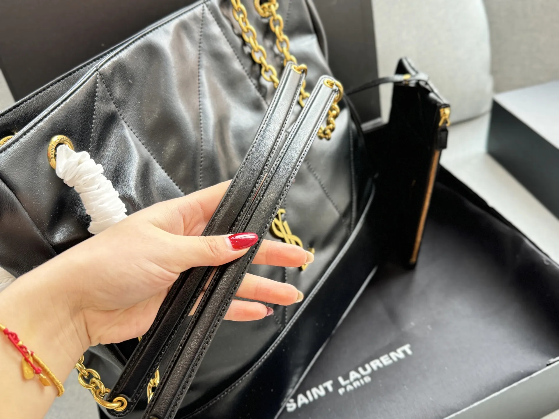 💰225 折叠盒 size：34&times;33 圣罗兰 YSL Jamie 福袋包 托特包Tote包购物袋单肩包 选YSL福袋包准没错！背上是一眼心动的时尚范儿，包里藏着惊喜，连&lsquo;袋&rsquo;本身都是百搭利器，相当于把精致和好运一起背在身上～ 宋佳同款福袋包！ 松弛有度的时尚，手袋的精致设计，不仅能够完美收纳你的日常所需，更是一种生活态度的展现。松弛有度，既不失优雅，又充满个性。